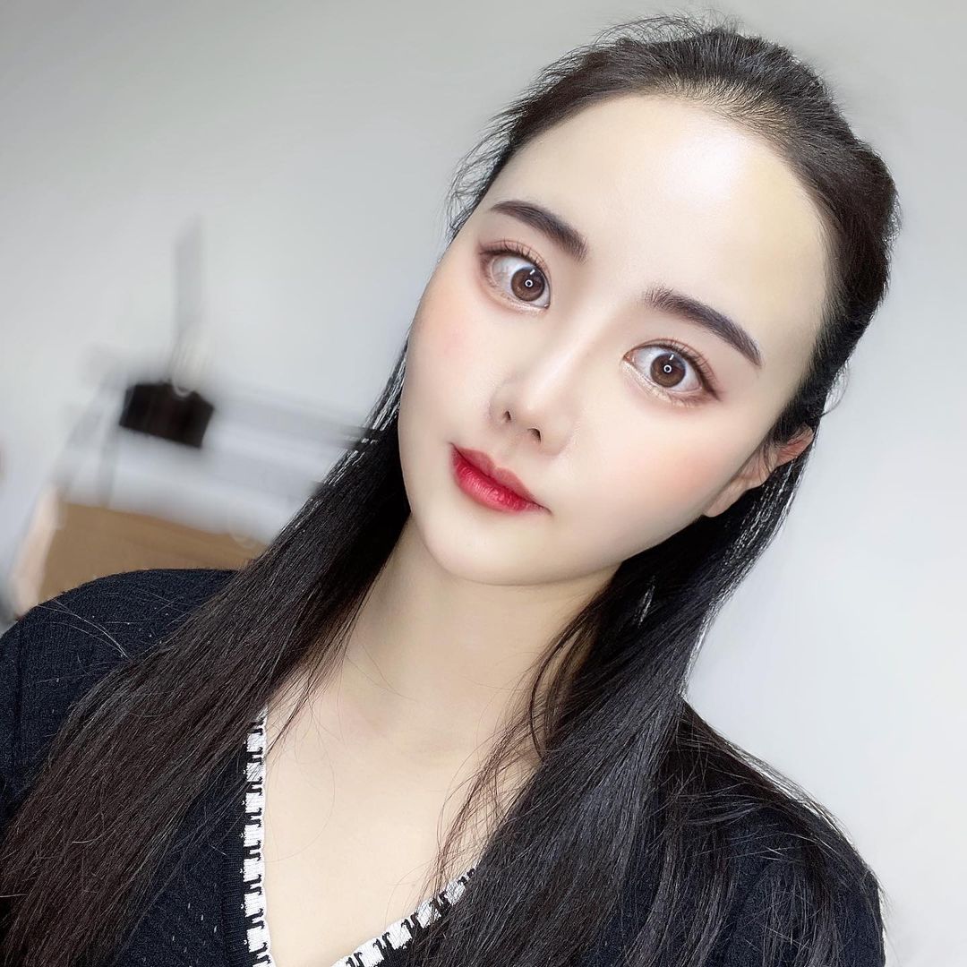 🕊 𝑀𝒾𝓃 𝓀𝓎𝓊𝓃𝑔 🕊 on Instagram: “작년도 올해도 쭉 함께하고 있는 ✨🤍정석 원장님의 믿고 보는 리니어펌🤍✨ 덕분에 얼굴 라인 정리 톡톡히 되고 있어요🥰 원장님도 직원분