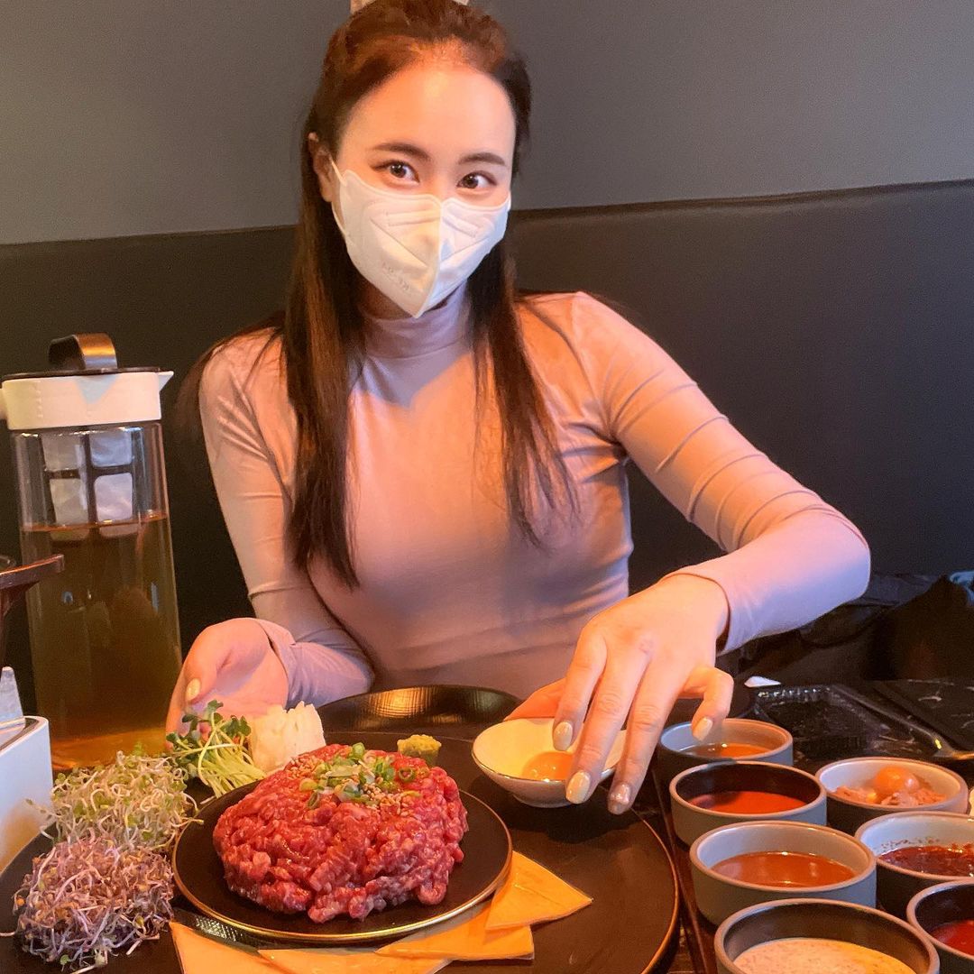 🕊 𝑀𝒾𝓃 𝓀𝓎𝓊𝓃𝑔 🕊 on Instagram: “#협찬 운동 후 먹으러간 수원 인계동에 위치한 신상 맛집❤️투뿔육회한❤️ 사장님의 특제 소스에 사르르 녹는 싱싱한 소고기까지!! 진짜 완