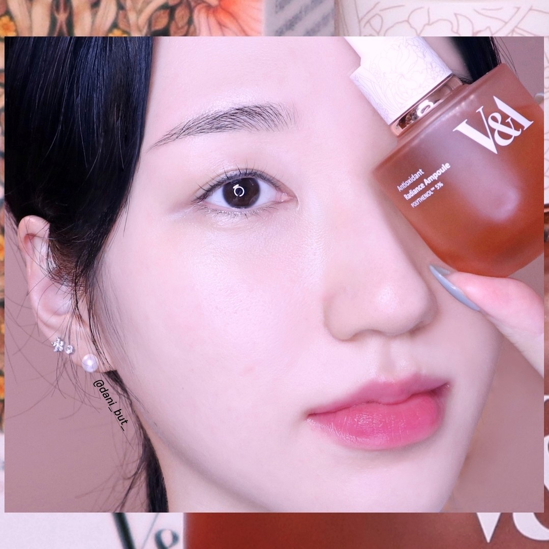 #제품제공 고효능 #미백항산화 앰플 추천!
vabeauty.official 
⠀
요즘 매일매일 사용하고 있는 미백 항산화 데일리앰플로
제 화장대 위에 당당히 자리하고 있는
V&A #안티옥시던트래디언스앰플 !
실제로도 앰플이 많이 줄어든 게 보이죠?!
⠀
#브이앤에이앰플 1달 동안 꾸준히 사용해본 결과
기미잡티가 옅어진다고 느꼈으며 번들거림 없이
가볍게 흡수되어 피부가 답답하지 않아 좋았어요!
⠀
⠀
💥공식몰에서 앰플 OR 앰플+에센셜 세트 구매 시
10%할인 + 10%적립 이벤트를 진행 중이에요!
#브이앤에이 할인이벤트가 드문편인데 4월 한달동안
무려 총 20% 혜택의 스페셜 베네핏을 제공하니
요거 이벤트 놓치지 말고 챙겨가세요!
⠀
⠀
요즘 날씨가 따뜻해지면서 기미잡티가 더 눈에 띄어
고민인 분들이라면, 피부 속까지 산뜻하게 흡수되어
겉기미와 속기미 모두 케어해주는 #바르는항산화
안티옥시던트 래디언스 앰플 추천드려요~
⠀
⠀
⠀
#바르는항산화 #더블기미케어 #스킨케어 #파루미언서 #파우더룸