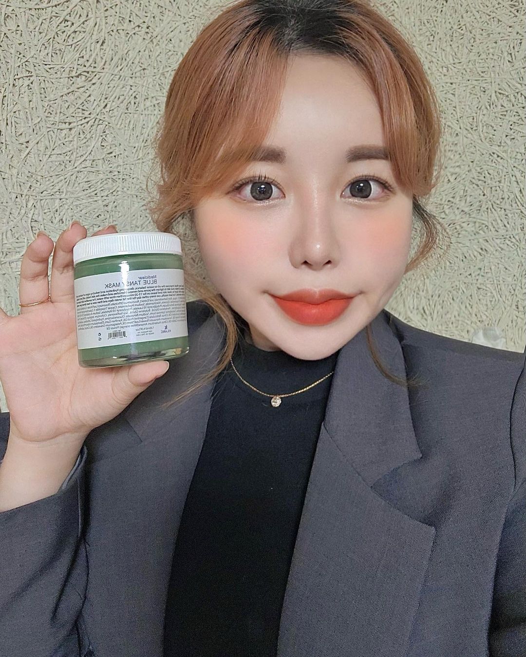 예지 on Instagram: “#협찬 또라벨✨🌿 세번째 받아본 #키라벨 제품! #욕마스크 로도 불리우는 #메디클리어블루탄지마스크🤍 옛날에 유명했던 욕세럼 아시나요?😶 욕세럼이 효과는 좋은데
