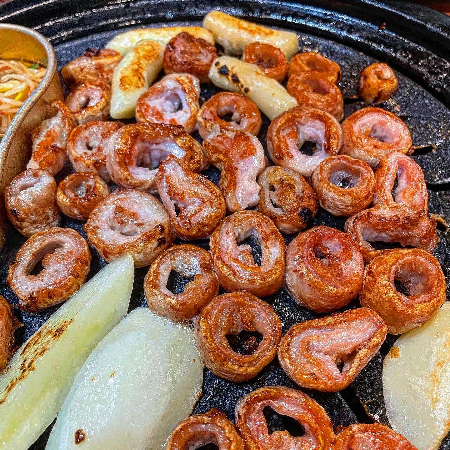 영종도 겉바속쫄 막창맛집 #태영생막창 ❤️‍🔥

여러분!! 돼지막창 드셔보셨나요..??

소 내장류는 자주 먹으면서도 돼지 막창을 파는지는 난생 처음 알았어요.. (수치)😵‍💫 

개인적으로 소막창은 조금 질긴 감이 있어서 대창이나 곱창을 즐겨 먹곤 했는데, 이번에 돼지막창을 먹고 완전 꽂혀버렸답니댜..🤤

아니 이 맛있는걸 정말 왜 몰랐냑우!!!😱

겉은 바삭하고 속은 쫄깃한 진정한 겉바속쫄의 정석이랄까!!!!? 어우 헤어나올수가 없는 맛이였어요.. 술이 쭉쭉들어가는 이 엄청난 ❤️❤️ 

정말 말이 필요 없슘다 여러분.. 밥한공기??! 부족해요🤦‍♀️ 두공기는 뚝딱 하실 수 있어요..

그리고 항정살..!!! 항정살은 입에 넣으면 사르르 녹음.. 사라져요 사라져...😭 (아직도 정신 못차림)

돼지막창 + 항정살 조합이 진짜 끝내줬습니답👍👍👍 된장찌개와 함께하면 증말 금상첨화💗

왜 이런 맛집을 이제 알았는가 싶지만, 늦게 안 만큼 자주 뿌시러 갈 생각입니다❤️

아주 강력히 강 력 히 추천드려요!! 

+ 평일이라 웨이팅 없었지만 금요일~ 주말엔 웨이팅 필수라니 참고하세욤💓

🍪 장소 : 영종 하늘도시 태영생막창
🍪 위치 : 인천 중구 하늘별빛로65번길 13
🍪 가격 : 막창 (1인분 기준) - 12,000원 / 항정살 (1인분 기준) - 14,000원 / 된장찌개 - 2,000원 

#영종도 #영종도맛집 #영종하늘도시 #영종도맛집추천 #막창 #막창맛집 #돼지막창 #항정살 #항정살맛집 #술스타그램 #술안주 #술이술술 #인천맛집 #인천핫플 #핫플레이스 #맛집추천 #맛집투어 #맛스타그램 #먹스타그램 #먹방 #먹팔 #먹방스타그램 #먹스타 #먹스타맞팔 #먹스타소통 #음식 #음식스타그램 #존맛탱 #선팔맞팔환영