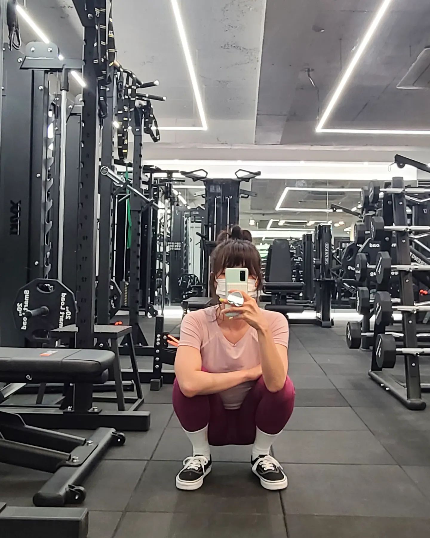 대자연 시작해서 운동하러 안 감
요즘 운동 재미 없음
기록이고 뭐고 걍 다 그만두고 싶음
최선을 다해서 꾹꾹 참고 있음
운동강도는 줄었지만 소요하는 시간은 훨씬 늘어남
근데 통증 심해짐
체력 안 좋아짐
로잉 2000타고 케틀벨 스윙 30초 휴식 10세트?
지금 하라면 절대 못할 것 같음
운동할 때 아무 생각 안 들어서 좋았던 거?
지금은 집중 안 됨 머릿속에 걱정뿐임
운동 잘 안 되면 속상하긴 해도
잘 되는 날은 기분 좋게 집 갈 수 있었는데
이젠 운동 잘 되는 날이 없음 
근데 운동은 더 많이 감 = 거의 매일 기분 안 좋음
심지어 이제는 식단도 신경쓰는데
몸 상태는 더 안 좋아지는 것 같음
요즘은 무거운 걸 들지도 않는데
겨우 안 아프게 만들었던 곳들도 다시 아프니까
너무너무 정말 너무너무너무너무 스트레스
엉엉 울고 싶음

그렇다고 그만둘 것도 아니고
걍 이렇게라도 쓰면 좀 나아질까 싶어서 써보는데
지나치게 속상하네 흑흑

내일은 다 잊었으면 좋겠당
안 좋은 생각은 하지 않을 수 있었음 좋겠당
자다가 깨지 않았으면 좋겠당
모든 걸 잊었으면 좋겠당
아 아니 다 잊는 건 오바구
잊어야 할 일은 잊었으면 좋겠당
암튼 아침엔 기분이 좋았으면 좋겠당

힘내서 현생살고 운동하고 건강한 거 많이 먹을 수 있었음 조켓다!!!!!!!!!!
힘내 빵민 할 수 있어 가보자구