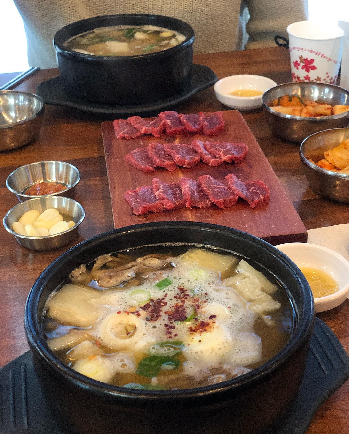 #태평소국밥 #둔산동맛집 

🏷 소국밥 7.0
🏷 한우 육사시미 13.0

아직도 안가봤냐고 하도 많이 들었던 태평소국밥 드디어 가봤다!!
시원한 소고기 무 베이스 국물이 깔끔하고 국 안에 밥이 말아져나오는 식이었다🤤
속이 확 풀리는 뜨끈한 국밥이어라 ~~
그리고 나는 육사시미를 안좋아하는 줄 알았다..
강릉에서 먹었던 육사시미가 오래 씹고 질렸던 탓에 태평소 국밥 육사시미를 시킬까 말까 고민했는데 역시 시키길잘했음😂
적당한 크기에 입안에서 부드럽게 씹혀서 너무 맛있었다!
오래오래 사랑받는 맛집은 다 이유가 있네 있어😝❤️❤️