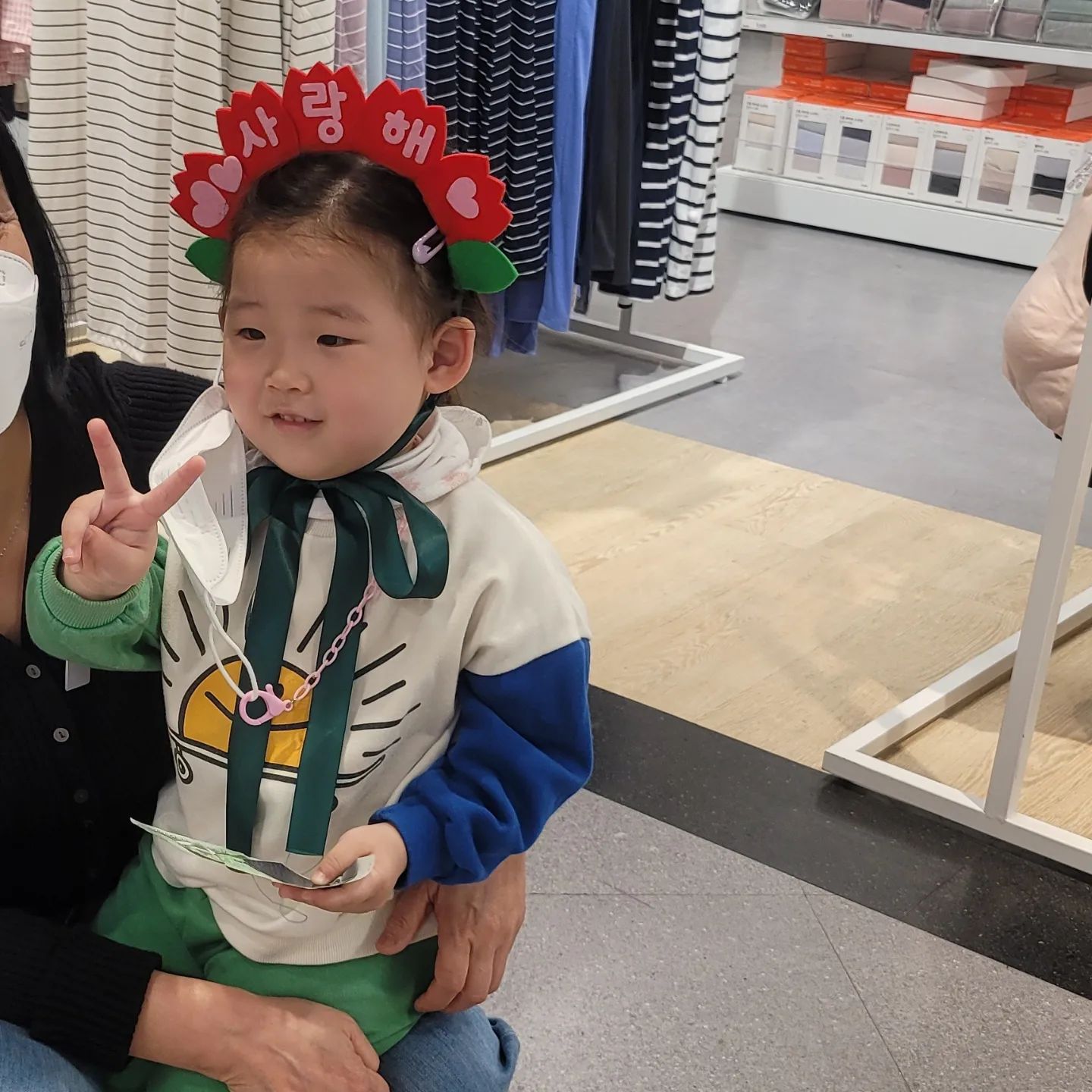 #이제손가락✌브이도할수있는언니뚜니

🧒뚜니에게도 드디어 손가락 ✌브이를 알려 주었어요
한번 모양 잡아 주었더니.. 천천히 꼼지락 대면서
극강의 집중을 하며 ✌브이를 완성하는 모습!

이제 사진 찍을 때, 👩‍💻뚜니야~ 브이해봐 브이!
하면 꼬물꼬물 천천히 브이를 만들고 씨익 웃네요

브이 만든다고 😗초집중, 눈빛 보세요
ㅋㅋㅋㅋㅋㅋㅋㅋㅋㅋㅋㅋㅋㅋㅋㅋㅋ

주말에 평택 함미/할비 보러 다녀왔을때 찰칵
뚜니에게 여긴 👩‍💻평택 할머니 가게야~ 설명 해 주니
🧒평택 이마트가 할머니 꺼에요? 라고 묻네요

그렇다면 참 좋으련만... 허허허허🙄

feat. 장화신은 뚜니👢
외출 시 마다... 신발 신기기 전쟁
때와 장소에 안맞기 기본😭 

#평택이마트 #평택이마트_자주 #자주 #JAJU