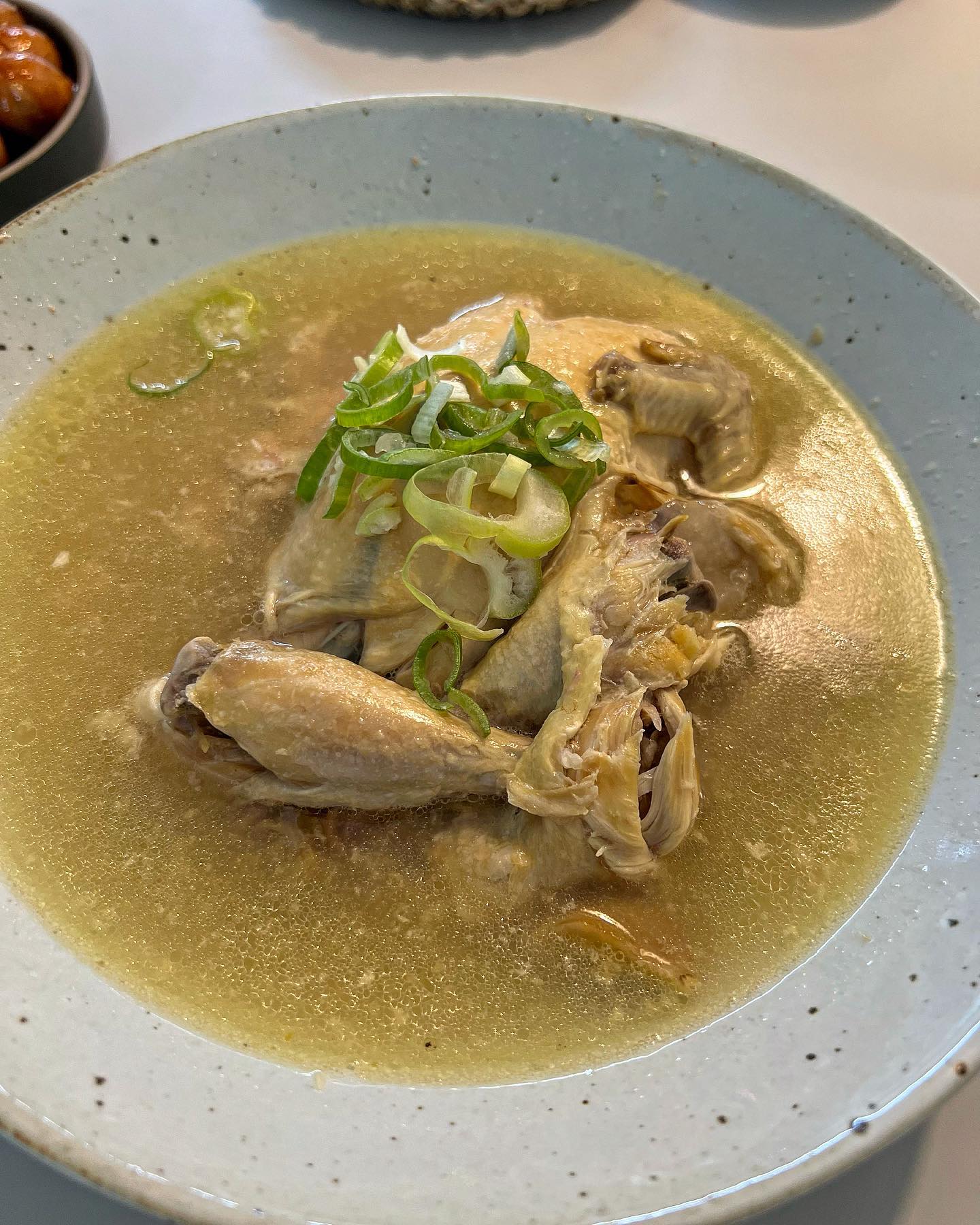 #협찬

일주일 중에 시간이 가장 느리게 가는 것 같은 목요일,,,🥲
오늘은 역대급 빡센 육아로 정신과 육체가 
분리되는 줄 알았습니다ㅠ

그래서 몸보신을 또 준비했지요〰
유황먹인 닭에 수삼과 황기까지 넣은 몸보신의 끝판왕 
#밀리원삼계탕 🍗❤️‍🔥

여러분 가마치 통닭 아시죠,,!? 
35년간의 노하우를 바탕으로 운영해 온 가마치 통닭에서 
이커머스 브랜드인 밀리원을 만들었어요👍

밀리원 삼계탕은 유황먹여 키운 닭으로 만들었는데요,
유황먹인 닭이 을매나 맛있냐면요,,
국물이 엄청 깔끔해요! 닭냄새가 나지 않고 깔-끔해서 
개운하게 먹을 수 있답니다!! 국물 한 숟갈 뜨자마자 왜이렇게 개운한 맛이 나지? 라는 생각이 들었어요! 
닭고기도 어찌나 야들야들하고 쫄깃한지ㅠ 
즉석식품 맞냐구요~~~😍

저는 가마솥에 아주 팔팔 끓여서 먹었는데 
전자렌지에도 6분만 돌리면 간편하게 즐길 수 있죠💪세젤편!

파만 송송 썰어서 삼계탕 위에 얹어줬는데 
제법 파는 음식같지 않나요,,😊
냉장고에 남은 부추가 있어 부추전도 해보았지용😋

뜨끈한 국물과 쫄깃한 닭고기로 몸보신 시원하게 잘 하고나니 잠이 솔솔 오네요🙂

모두 행복한 목요일 밤 되세요✨♥️

#밀리원 #삼계탕 #밀리원삼계탕 #가마치삼계탕 #유황삼계탕