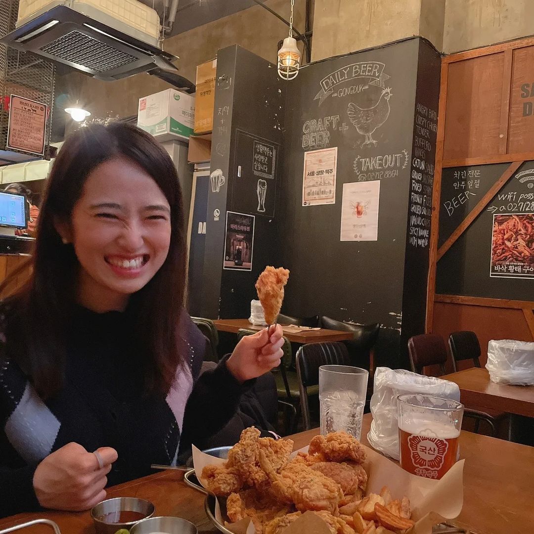현정 GettingBetter 🙏 on Instagram: “#광고 찐웃음이 새어나오고 말았다🎵 히히 불금 치킨 먹어서 제대루 신났쟈나아😁 다양한 맥주를 만날 수 있어 나의 맥주 취향을 찾을 수 있는 #생활맥주