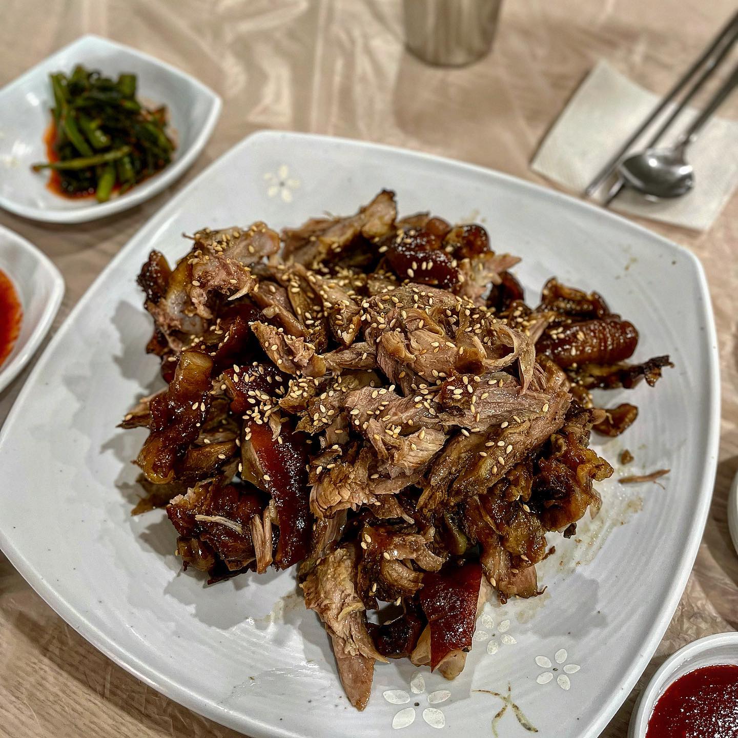 ✨정선 현지인 맛집 #동광식당 ✨

오랜만에 저의 본가인 강원도 정선에 왔어요!!! 
정선에 오면 늘 먹는 #황기족발 을 먹기 위해 
동광식당에 갔답니다❤️‍🔥

황기족발과 콧등치기가 유명한 식당이에요🤤👍👍

족발 소자와 냉 콧등치기를 주문했는데요,,
낮술이 빠질 순 없어서 옥수수 막걸리도 한 잔 했죠,,😊

여러분 진짜 여기 족발이 얼마나 야들야들한지
사진에서도 느껴지시나요...?ㅠㅠㅠㅠㅠ🥺 
원래 보통 프차 족발 먹을땐 뼈다귀 부분은 뻑뻑하고 
맛이 없어서 입에도 안댔는데

동광식당 족발은 뼈에 붙은 살도 야들야들해서 다 먹어버렸지 뭐예요...... 정말 고기의 부드러운 정도가 남달라요.. 
드셔보시면 알 텐데ㅠㅜㅜㅜ 
입에서 사르르 녹아내리는 담백한 맛이랍니다🙈

밑반찬도 간단하게 김치랑 장, 쌈 정도만 나오는데 
된장이 너무 맛있어요.. 집된장의 맛,,, 
족발 한점 집어다 된장 콕 묻혀 먹으면 천국행 가능이요..👼🏻

고소한 옥수수 막걸리가 술술술 넘어가는 마성의 맛🧚‍♂️

콧등치기는 조리시간이 길어서 
족발을 거의 다 먹어갈쯤 나왔어요
날이 더워져서 냉 콧등치기로 시켰는데 육수 짱 시원!🌊🌊
ㅠㅠㅠ고소하고 시원하고ㅠㅠ안 시켰으면 서운할뻔 했어요😀

여기서 콧등치기가 무어냐고 물으신다면,,국수를 후루룩 먹을 때 국수발이 콧등을 철썩 친다는 뜻에서 콧등치기라고 부르는데요, 쉽게 말하자면 메밀국수입니다 ㅎㅎ 표현이 넘 귀엽죠🌿

너무 맛있어서 남편이랑 저랑 둘이 싹싹 비우고 나왔네요 ㅎㅎ 강원도 정선 여행을 하실 예정이라면 동광식당! 
뮤조건 추천드릴게요!❣️❣️

답방은 곧 갈테니 좀만 기다려주세요💛 
모두 행복한 주말 되시길 바랄게요!!