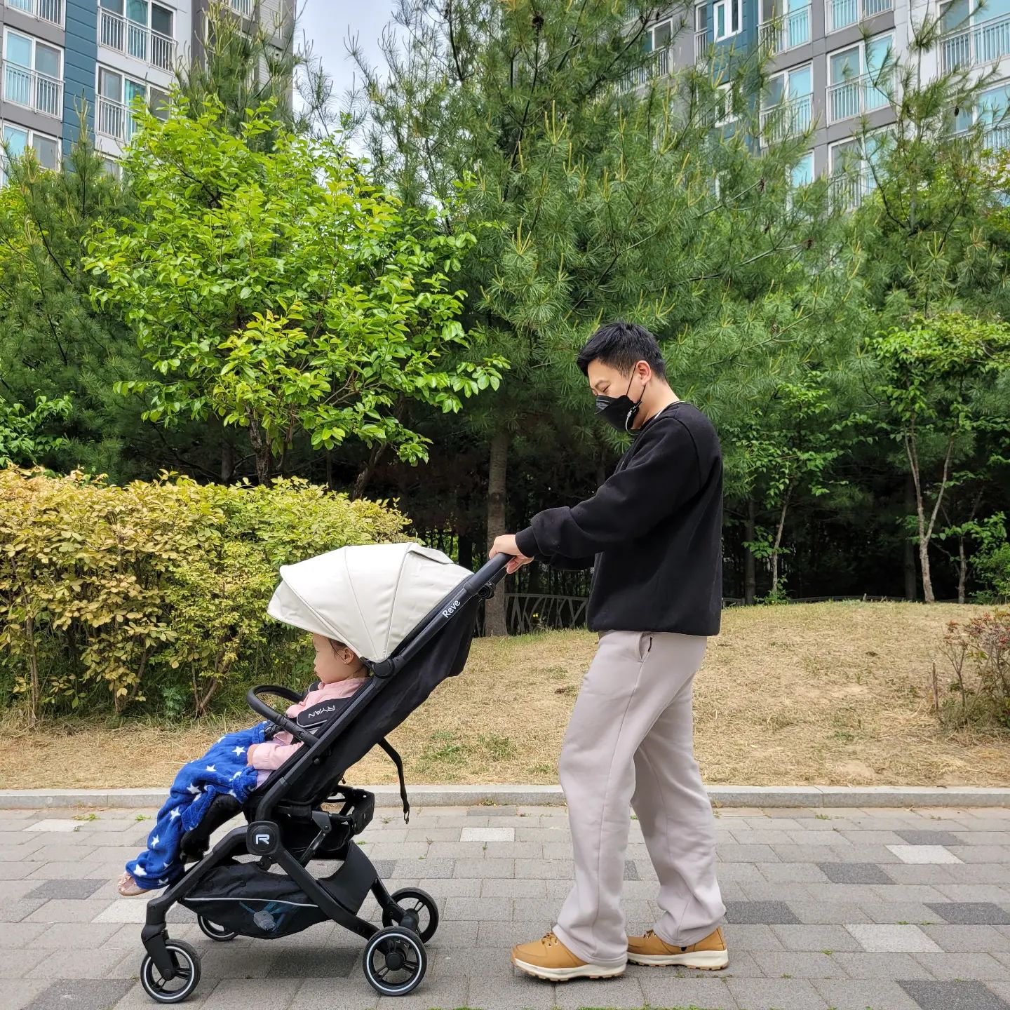 -
#협찬
백만년만에 휴가 나온 삼촌이 집에 온 걸 알았는지
아침 7시부터 일어나 놀다가
빵사러 다녀오는 길에 윰차에서 스르륵 낮잠타임☺️
삼촌이랑 꿀잠자렴 💓
민하가 스르륵 낮잠자는 편안한 유모차,
바로 리안 레브에요.
등받이 각도조절을 쭉 아래까지 할 수 있어서
꿀잠자는데 핵 이득이구요 !
다양한 노면에서도 핸들링 진짜 최고라 
안정적으로 코코~😴 할 수 있어요
46cm 하이포지션시트인 것도 엄마랑 아기에게 편해요
아니 이거 휴대용유모차 맞나,,,? 
디럭스급 휴대용유모차 😝
.
.
.
#리안유모차 #리안레브 #레브 #휴대용유모차 #휴대용유모차추천 #오토폴딩유모차