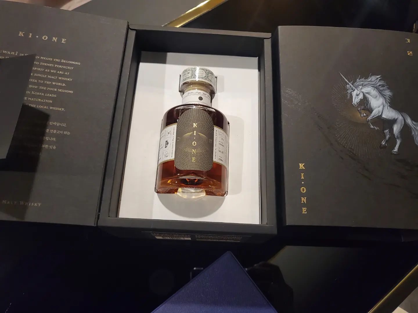 기원 유니크 에디션 

200ml  누구코에 붙히지..

#부산#부산위스키#기원유니콘에디션 #한국몰트#홈위스키#싱글몰트#일상#소통#선팔하면맞팔#f4f