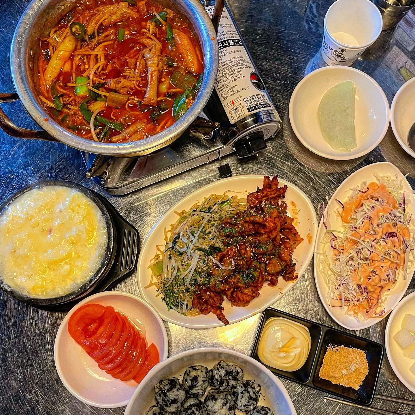 💘 오랜만에 돌아서 죄송해요 😭 대신 인생 닭발 맛집 들고왔습니다... ♥️

📌 #흑석동맛집 - #재팔이네닭발 

 인스타였나 유튜브였나 보다가 맛있어 보여서 저장했었는데 노들섬 온김에 들린 닭발집ෆ  ൱  ෆ⃛ 

토요일 18시 방문했는데 웨이팅 30분 했슴다..! 

헝그리 Pick 국물 닭발 맛집!! [부평 #닭발여행 노량진 #신주닭발 ] 중에 1등 인 것 같아요.. 
개인적으로 매운음식을 너무너무*999 좋아하는데 이 집은 엄청 자극스럽게 맵진 않지만, 인위적인 매운 맛 하나도 안나고 진짜 맛있게 매웠어요♥️ 

기본찬으로 꿀토마토랑 케요네즈 샐러드랑 치킨무까지 주시는데 매운 닭발이랑 술 안주로 완벽했습니당😋😋

💸 반반세트 (국물+숯불 무뼈 닭발)2인 26,000원 
  계란찜세트(치즈계란찜+주먹밥)6,000원 

🔥5/5. 

#헝그리_맛집 #헝그리_닭발 #헝그리_흑석 #헝그리_서울