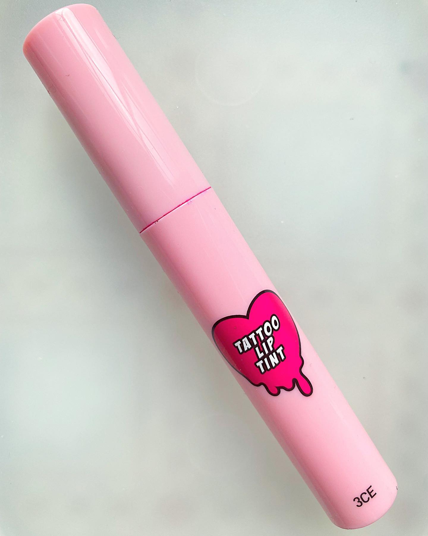 [3CE]

#타투 립 틴트 CANDY JELLY

형광끼가 도는 쿨하디 쿨한 쿨톤 립💗 
이건 정말 쿨톤을 위한 틴트야,,,,

타투립이라 그런 지 발색은 엄청 좋고, 지속력 또한 갑✨ 계속 바르기 귀찮을 때 최고,,,

다만 양 조절 해야함,,, 발색이 너무 잘돼😂