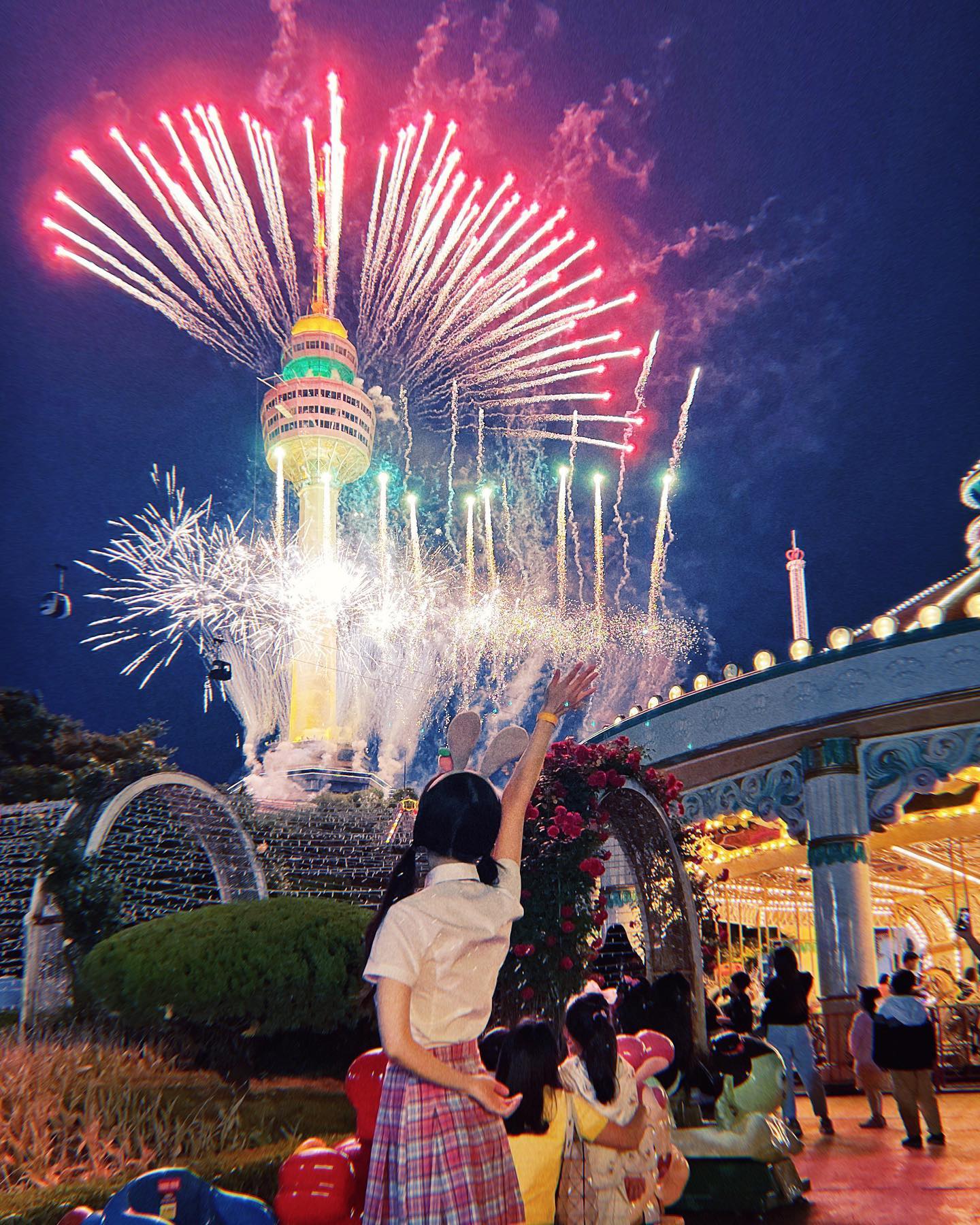 📷#쵸파필름 X #이월드
미쳐버린 이월드 불꽃놀이🎇🎆🎇🎆
.
.
이 멋진 풍경을 못봤다고 슬퍼하지말아요🌝
이번달 토요일마다 이월드에서 불꽃놀이 한다고 해요>.<
우리에겐 두번의 기회가(?) 더 남았다는🌝🌝!
저는 회전목마 뒷편 장미울타리 바로 옆에서 촬영했는데
증말… 명당이도다…. 저세상 갬성🙊❤️
낮에는 수국아일랜드에서 꽃놀이하고
밤에는 불꽃놀이 직관하면 완.벽.
이번달 남은 토요일은 무조건
이월드 불꽃사냥하러 가야하는겨🧚🏻‍♀️🧚🏻‍♀️🧚🏻‍♀️
.
.
#이월드불꽃놀이 #불꽃놀이