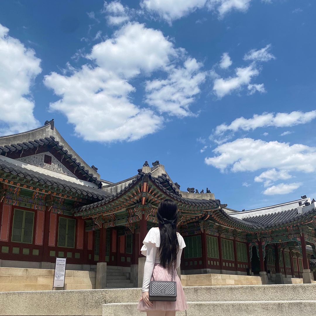 @alsa_on2 on Instagram: “창덕궁에서 힐링하고 왔다 ♡ 창덕궁은 지금 - 궁 안에서 쉴 수 있다는 심쿵쉼궁이라는 프로그램 하는중 ! 낙선재 앞에서 하는 사색 : 궁을 읽다와 선정전 뒤뜰에서 하는