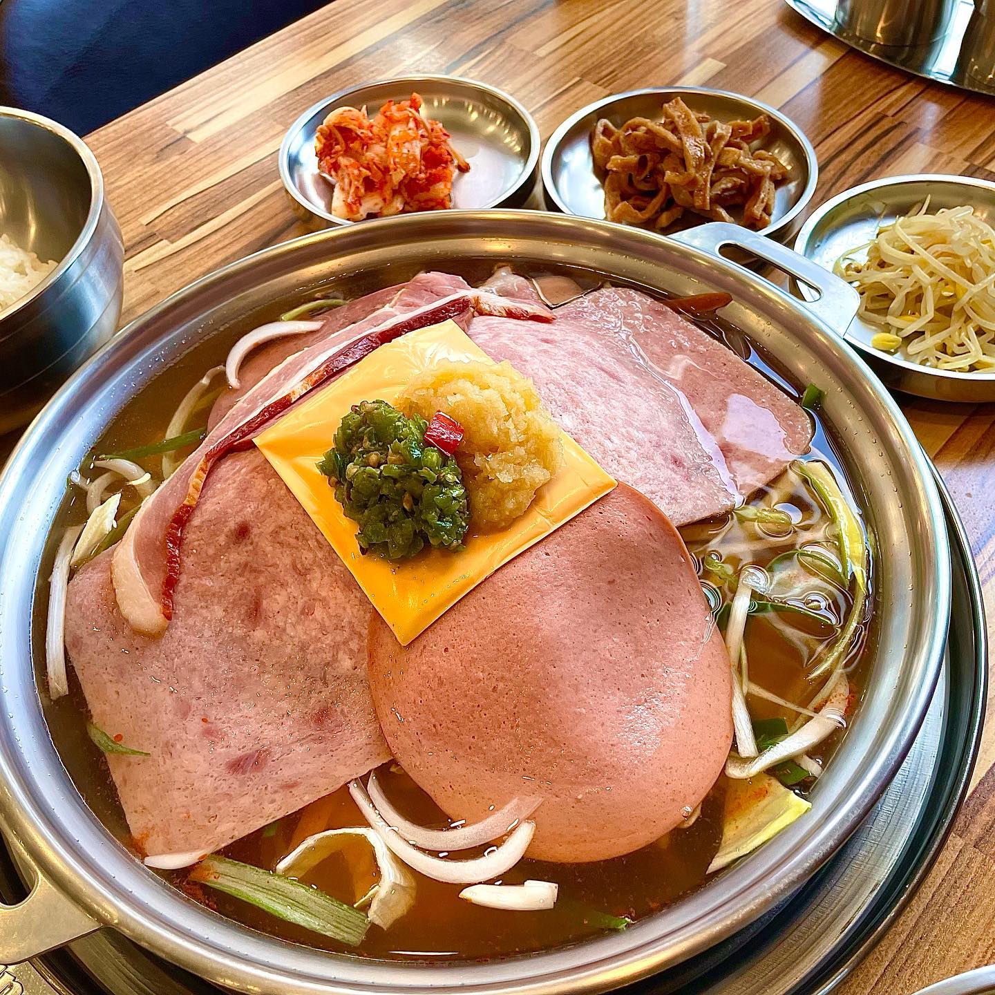 #저녁추천
의왕에서 놀다가 부대찌개 맛있다고
입소문탄 맛집을 찾아가보았다!
첨엔 응? 그냥 별 다를게없는 부찌집같은데 머가 다른걸까?
하고 메뉴를 시켰당 메뉴는 부대전골/찌개, 모둠철판구이,
등심부대전골등 메뉴가 다양함!!
다 맛나보여서 고르기힘들었다,,🤣

그중에서 부대전골을 픽! 메뉴판에 버터가 필요한사람은
얘기해달라던데 읭? 안어울리게 버터? 라고생각이들어서
아무말안하고있었는데 사장님이 오셔서 여기 처음와봤냐면서
버터를 밥에 넣고 비벼서 국물에 먹어보라고 추천을 해주셨다.
그래서 흠,, 반신반의하면서 넣고 먹었더니 세상 존맛탱 ㅠ
버터의 고소함과 전골의 매콤함이 어우러져 완전 맛났다🥴
다른 부찌집에비해서 전체적인 양과 들어있는 햄도 짱많고
2인시켰는데 3인이상급이 양이라 배터지는줄,,
담에 의왕가게되면 또 갈거같은 맛집이었당😁😁❤️
.
.
📎장혁민의 부대찌개
📎프렌차이즈점<군포점>
📎 경기 군포시 군포첨단산업2로 3 2층
