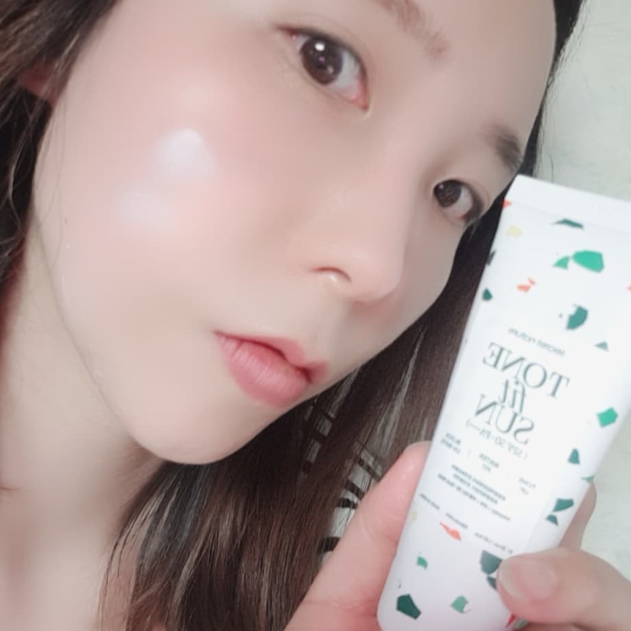 #협찬 
데일리 비건 톤업선크림으로 
간편하게 자외선차단하기!

운동이나 야외활동할때 
슥슥 덧발라도 ok
자극없이 순한 무기자차라 
데일리선크림으로 괜츈!

속건성이라 건조한데 촉촉해서
발림성 우왕굿 톤핏선세럼 
안들뜨고 자연스럽게 화사해져서 
마스크메이크업도 거뜬하게~! 

톤핏선 5월가정의달기프트 이벤중이라고 하니 
얼른 무브무브! 
.
.
.
.
.
#첫줄안녕 #일상 #뷰티 #뷰티스타그램 #kbeauty #톤핏선 
#선크림추천 #톤핏선세럼 #톤업선크림 #클린뷰티선크림 
#발림성좋은선크림 #톤핏선크림 #비건선크림 #비건톤업선크림 
#코덕 #코덕맞팔 #셀카 #셀스타그램 #얼스타그램 #운동하는여자 
#선팔하면맞팔 #like4likes #l4l #좋반 #좋테 #선팔환영 #인친환영 
#직장인일상 #직딩