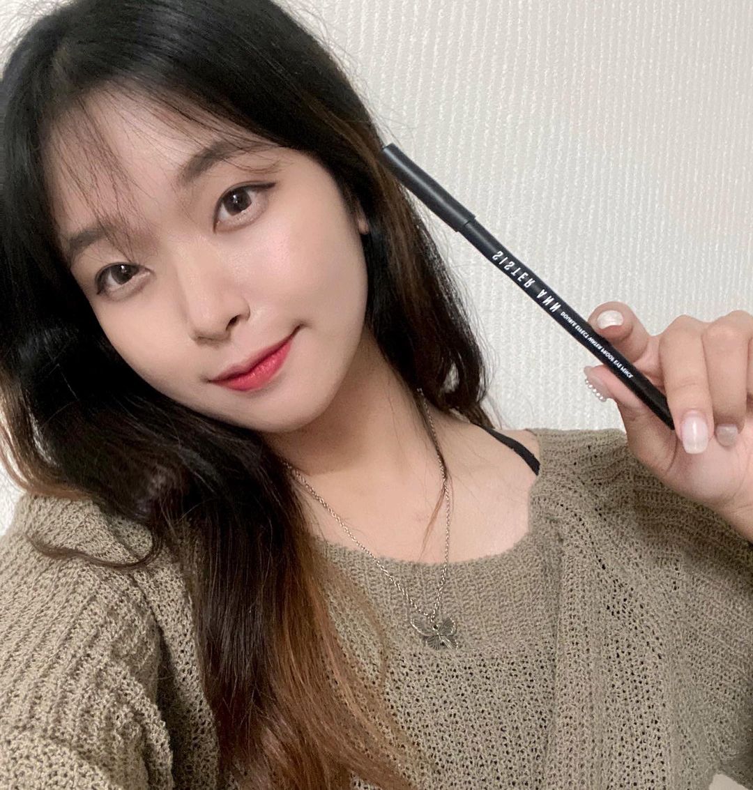 헬스공주’s Instagram post: “#협찬 아이라인은 지속력이 젤 중요행~~ 알 사람은 다 아는 시스터앤 더블이펙트 워터프루프 아이펜슬🫶🏻 워터프루프 기능도 잘 되고 지속력이 넘 좋아요♡ 요