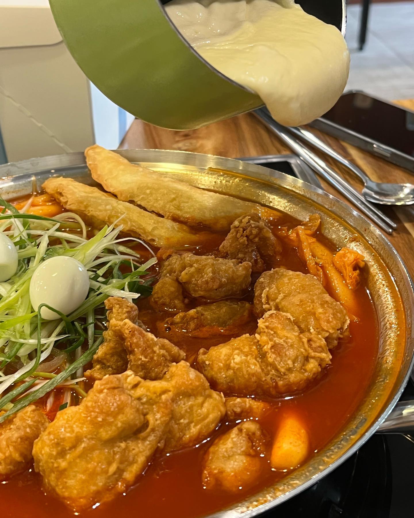 📌#청년다방 #치즈폭포순살떡볶이

주기적으로 생각나는 청년다방 떡볶이!

폭포 치즈와 부드러운 순살 닭다리살이 있는 치즈폭포순살떡볶이를 먹어봤어요.

말캉 쫀득한 떡과 달달한 소스의 조합은 중독성 쵝오😆
떡볶이와 치킨은 항상 옳아요🤍