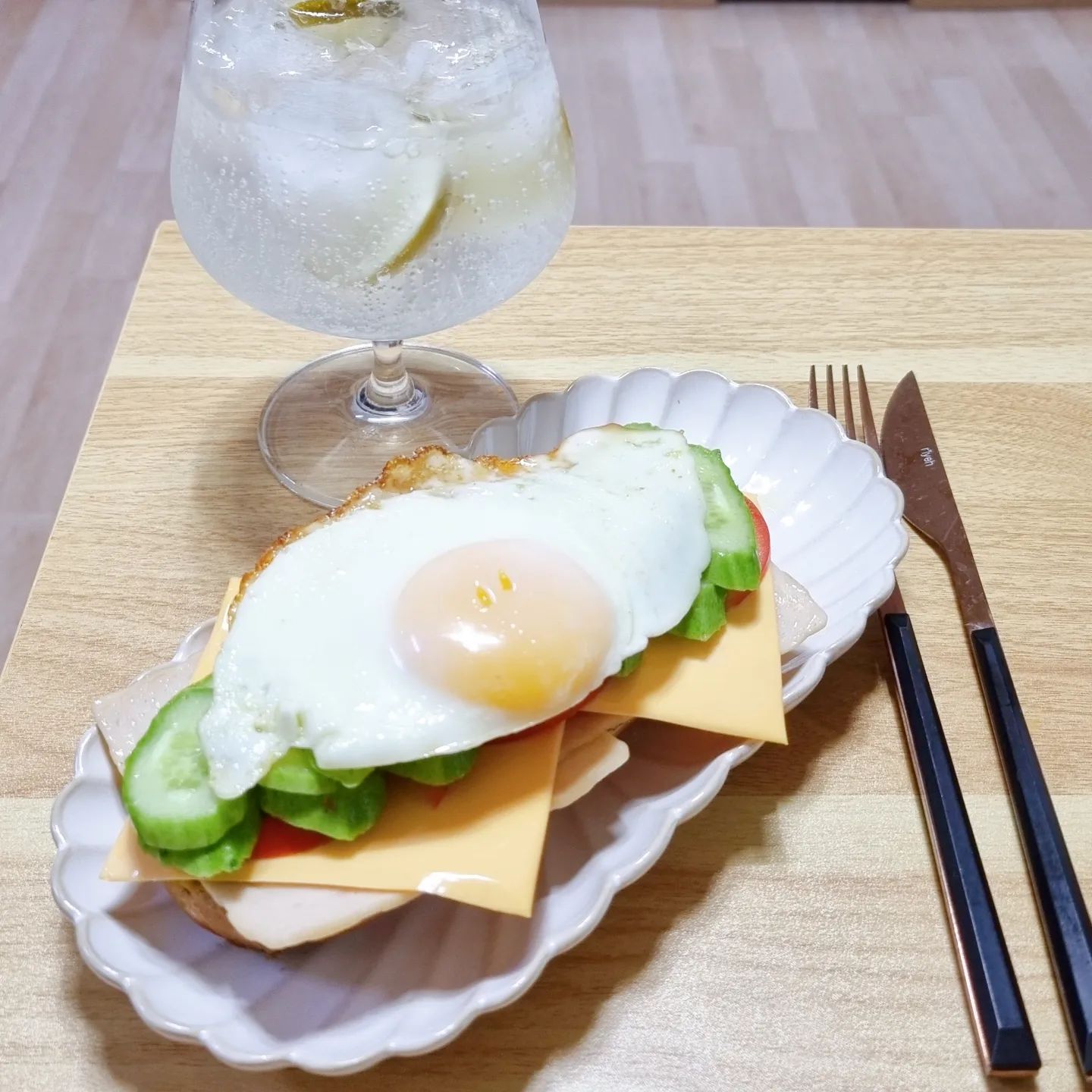 오늘의 식단!
호밀빵 위에 
닭가슴살슬라이스햄+치즈+토마토+오이+계란 
조합을 올린 오픈샌드위🥪🥪

건강하고 맛있는 조합👍👍

#식단일기 #식단기록 #다이어트그램 #먹스타그램 #먹팔맞팔 #선팔맞팔 #소통스타그램 #소통해요