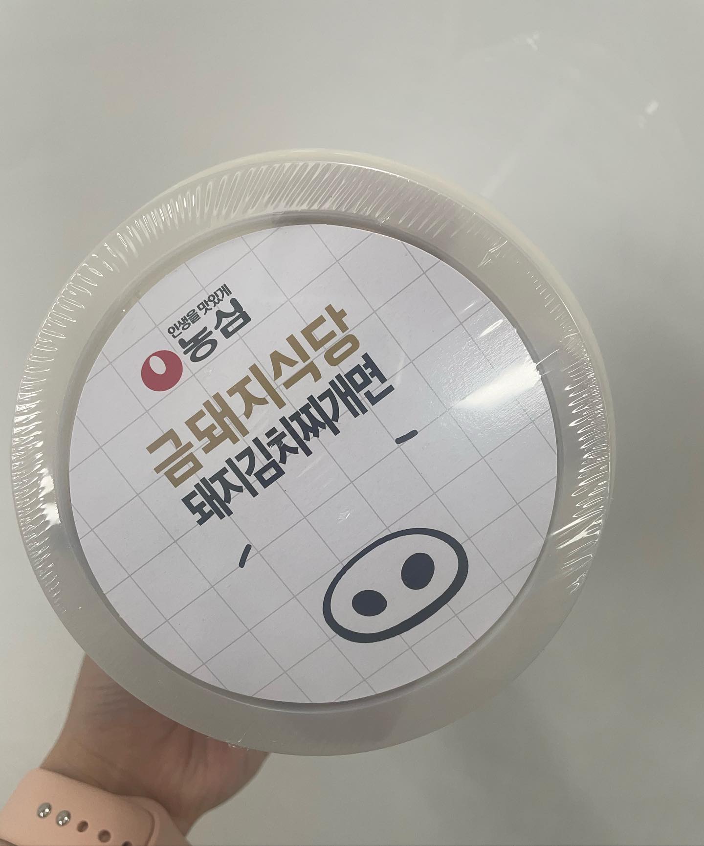 😊만족한 점
먼저 평소에 너무 좋아했던 금돼지식당 돼지김치찌개를 시간과 장소에 구애받지 않고 이용할 수 있어서 너무 좋앗어요 ㅎㅎㅎ해장하고싶을때 칼칼한 김치찌개 생각나서 먹었는데 해장하기 너무 좋았고 라면도 들어있어서 식사대용으로 체고예욤ㅎㅎ밥도 말아서 마싯게 먹엇습니다 다음에도 사먹을의사 있어요 ㅎㅎ
-

🙁아쉬운 점
편의점 음식치고 가격이 비싼게 아닌가 했지만 그게 걸맞는 퀄리티라 괜찮은듯 ㅎㅎ
-

💡나만의 팁
밥까지 말아서 김에 싸먹으면 존맛 ㅎㅎ
-

이 글은 엄선을 통해 제품을 제공받아 시식 후 솔직하게 작성한 후기입니다.
#금돼지식당 #금돼지식당김치찌개면 #돼지김치찌개면  #엄선 #엄선시식# 농심 #농심금돼지식당돼지김치찌개면CU