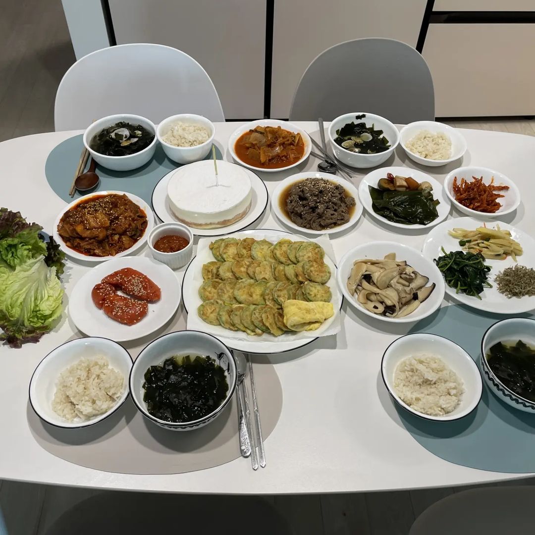 박병찬 ParkByeongchan 모두 반갑습니다 ^^ on Instagram: “. 오늘은 내생일 ㅎㅎ 그냥 대충먹자니까 와이프가 준비한 저녁. 너무 많아서 뭘 먹을지 모르겠다. 내가 좋아하는 반찬들 투성이네 다 맛