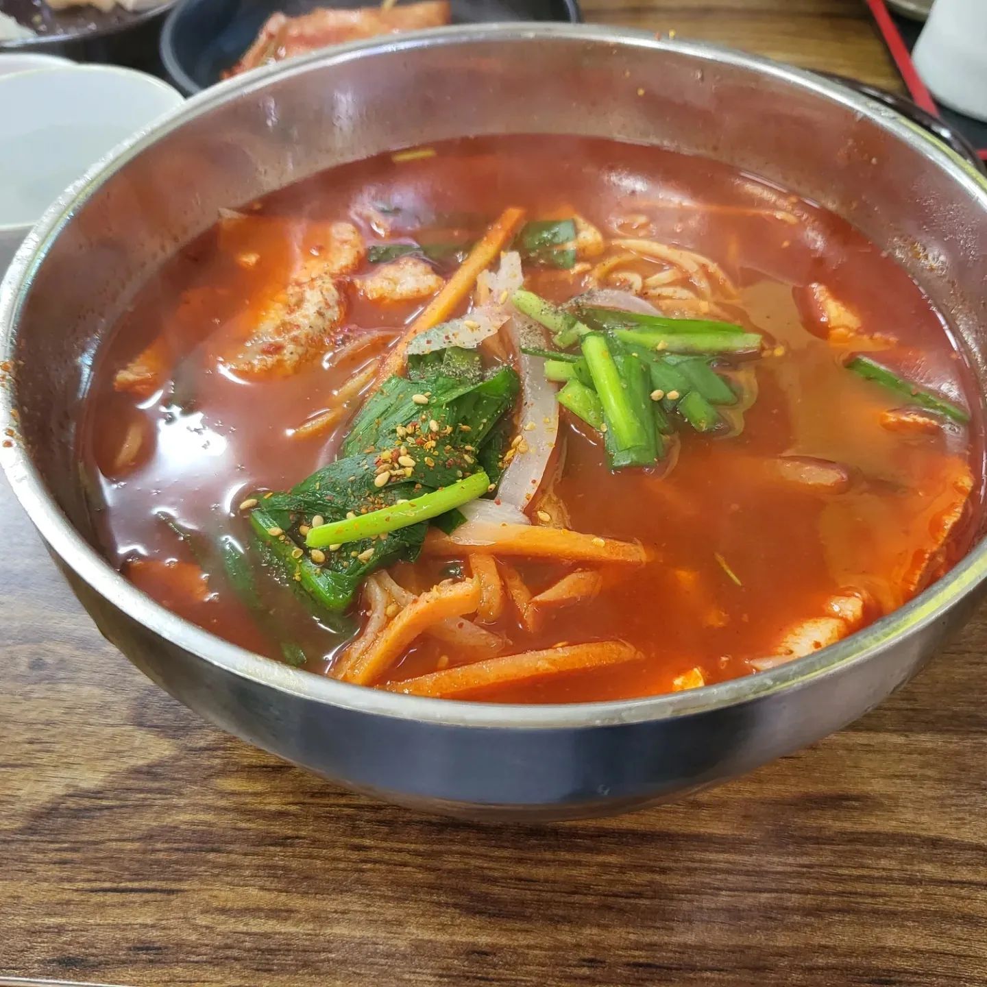 산성할망식당 얼큰 소기국수 맛있음 면이 쫄깃히고 고기양이 많음~ 가려고 했던 곳이 너무 대기 시간이 길어져 못갔지만 그래도 맛있었음~
#제주도#할망식당#신성할망식당#얼큰고기국수#고기국수#