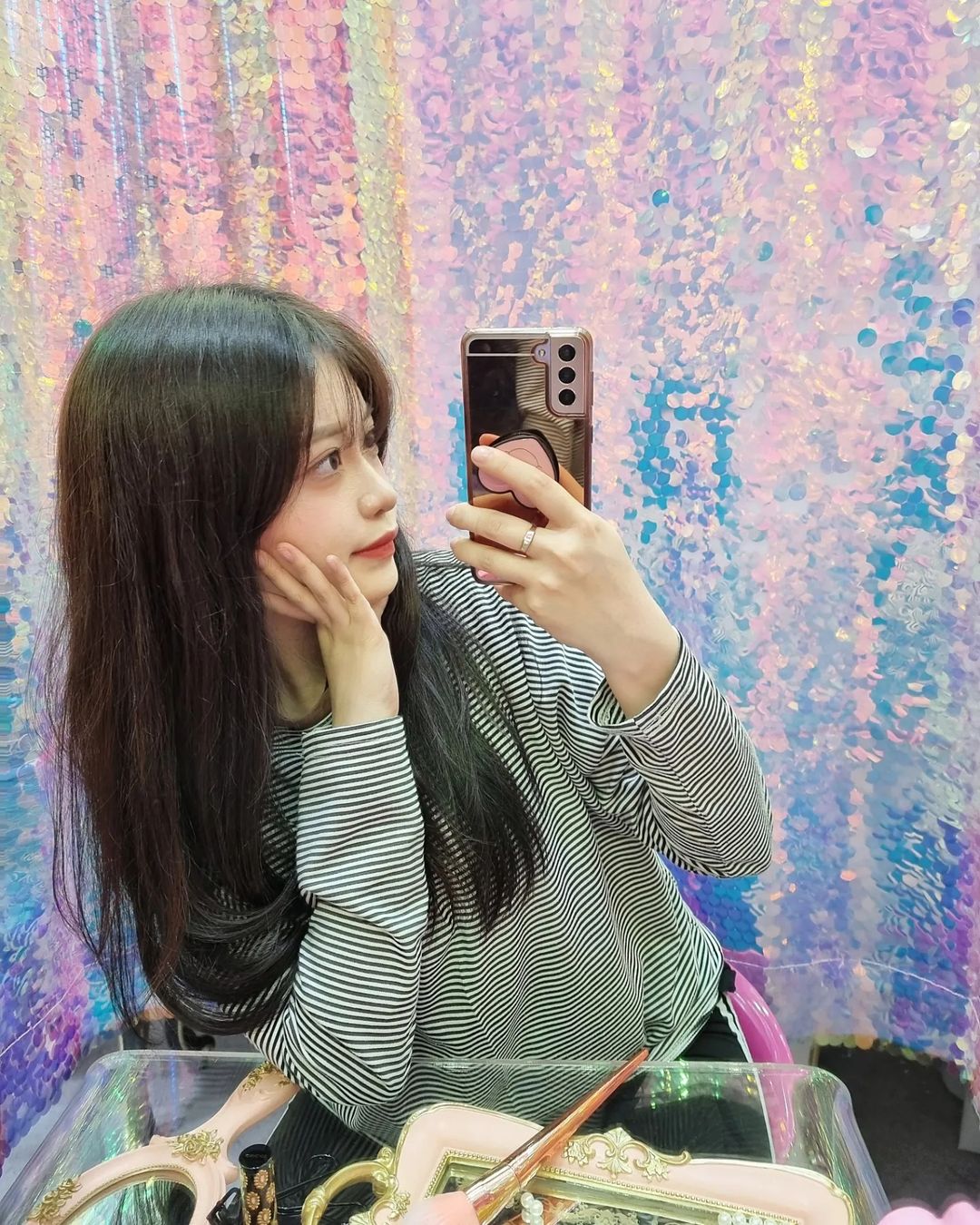 김성아 on Instagram: “이제 인생네컷 같은컨셉 식상하다면 미미의 화장대로 ! 프라이빗한 공간에서 여러가지 컨셉으로 사진 촬영이 가능해요 이색 스튜디오인 이유는 명품 화장품 렌탈이 가