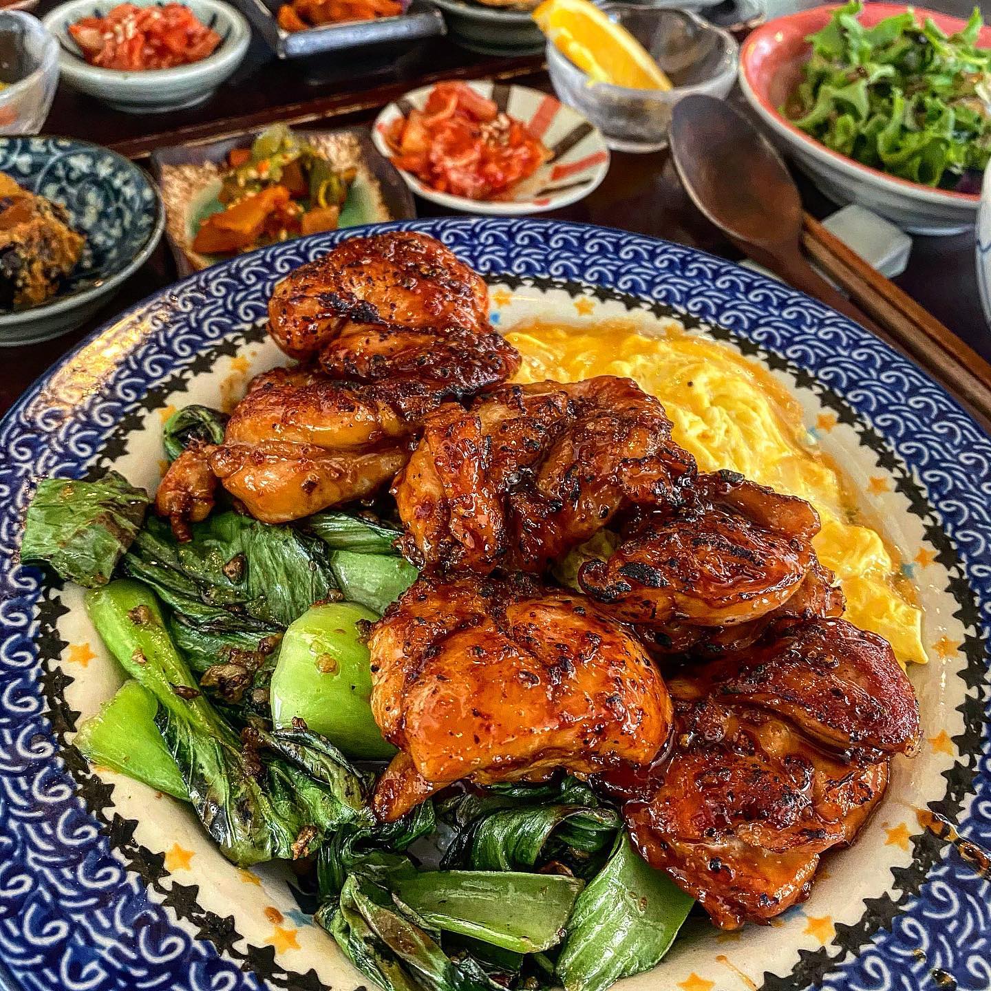 #합정맛집 #시오
⠀
✔️ 삼색야끼도리
✔️ 시오연어덮밥
⠀
연희동부터 합정까지 평정한 일본가정식 시오🤍
입소문 자자하던데 이제야 다녀왔네유
저는 대표메뉴인 삼색야끼도리 pick ✔️
청경채, 계란, 닭고기 이렇게해서 삼색이에요!
요건 일단 닭고기가 진짜 𝙈𝙄𝘾𝙃𝙄𝙉 맛 ^^,,
촉촉 부들 야들 + 짭쪼름한 양념까지 핵 존 맛🌟
밥, 계란이랑 먹으면 간이 따악 맞아요!!
시오연어덮밥은 약간 익혀져 나온답니닷🍣
원래 생연어 좋아하는 친구인데도, 맛있다고 했던..!!
와사비 사알짝 얹어 먹으면 극락이쥬😋
앤틱하고 깔꼼한 내부까지 굿이에요 굿굿굿〰️〰️
웨이팅 10-20분정도 했는데, 딱 이정도면 앵간한 맛..?
합정/연희에서 무난하게 식사할 곳으로 추천드려요!🤍
⠀
🐷 합정 시오 🐷
⠀
#러비더비로드 #해니_합정