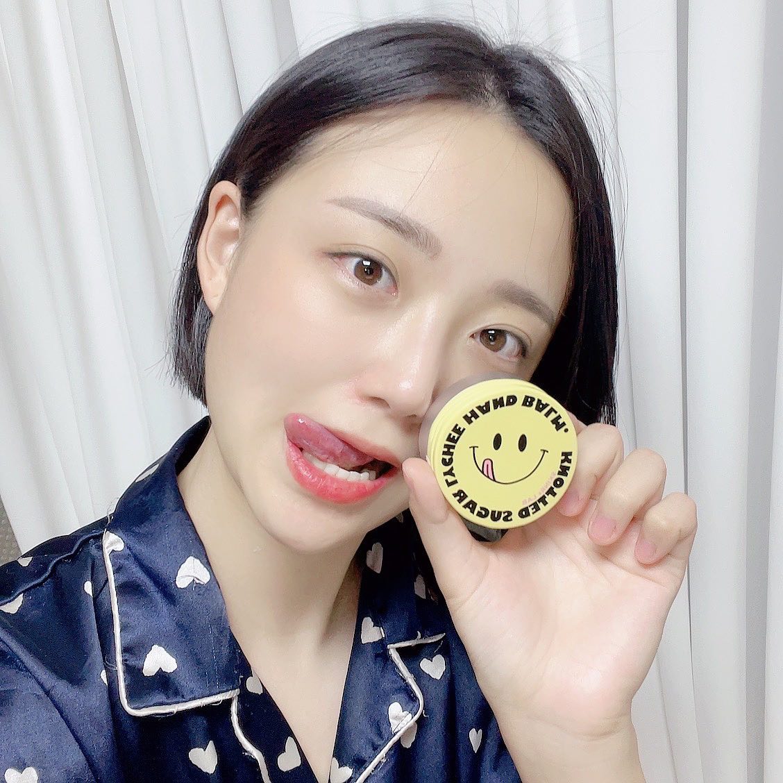 ‘업체로부터 제공받은 제품입니다’

슈가리치 핸드워시 & 핸드밤😋

노티드 스마일 캐릭터가 콕! 박힌 핸드워시&핸드밤🤲🏻
코로나 발생이후 항상 버릇처럼 꼭~ 하는 손 씻기🚿
슈가리치 핸드워시는 달콤한 리치향과 시트러스 꽃향기가 나서
손 씻을때 기분이 너무 좋아요😽😽 액상도 쫀쫀하고~
풍성한 거품으로 구석구석 말끔하게 세정되는 느낌 굿😄

물건들 이것저것 만지고~ 청소하고 일 하다보면🧹🧼
자주자주 손을 씻는데~ 그때마다 신기했던건🤔🤔
타사 제품과 다르게 여러번 씻어도 건조함이 없어요❌
핸드밤도 끈적임이 없어서 사계절 사용하기 좋고~
핸드워시랑 똑같은 향으로 리치향과 시트러스 꽃향이🌺🌸
손에서 계속 머무르고 찐해지는 점이 좋아요🥰😍😘

시어버터 10만 PPM함유로 보습력도 확실하고🙌🏻🙌🏻
한손에✋🏻 들어오는 틴케이스가 휴대성이 편해요😁💛
저는 개인적으로 핸드밤보다 핸드워시가 제일 마음에 드네요❤️
비누로 손을 씻거나, 타사 세정제로 손을 씻고나면~
건조한데~ 몇번을 씻어도 건조하다는 느낌은 받지 못했어요🤩
요즘같은 코로나 시대에 친한 친구들에게 깜짝 선물로~🎁🎁
노티드 스마일 귀여운 패키지 선물해주고 싶네요👱🏻‍♀️👩🏻‍🦰👧🏽👩🏻‍🦳

🏷 http://www.skinrxlab.com/shop/shopdetail.html?branduid=2702194&xcode=001&mcode=000&scode=&special=3&GfDT=Zmt3Uw==

#핸드크림추천 #핸드크림선물 #핸드워시추천 #핸드워시 #핸드밤 #스킨알엑스랩 #노티드핸드워시 #노티드핸드크림 #노티드핸드밤 #노티드