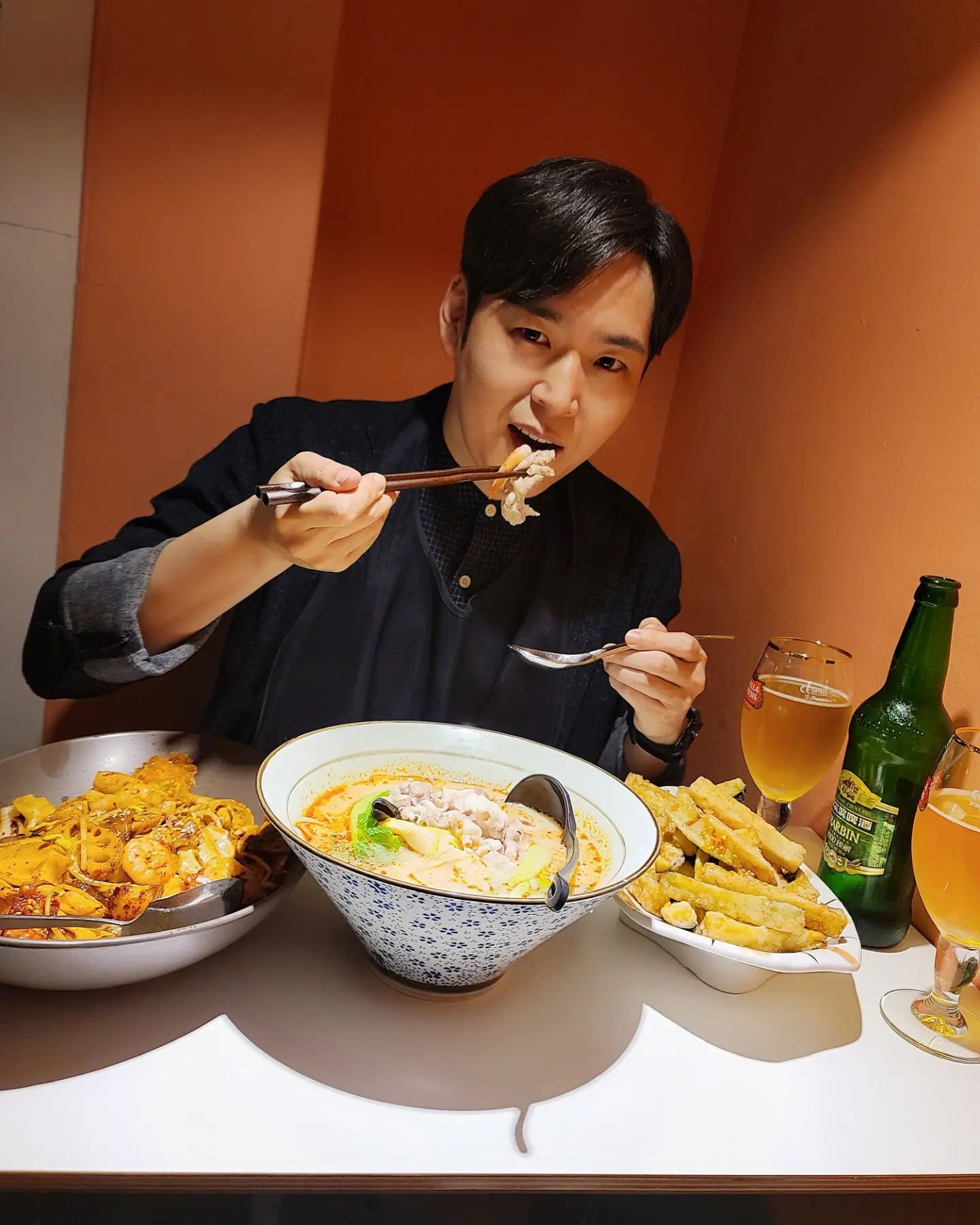 #협찬 신사동 핫플 중국 가정식 최고의 맛과 분위기가 좋은

✅️ 소각(Sogak)

세련되고 깔끔한 인테리어에 중식당이지만 고급 레스토랑 느낌이 제대로였다. 👫 데이트하기 좋은 장소로 보여지고 특히
많은 테이블중에 유독 벽이 주황색으로 꾸며진곳이 눈에 띄었다. 점심으로 먹기에 좋은 메뉴들과 저녁 1차로 🍻 술한잔 먹기에 좋은 메뉴들도 보여서 다 시켰다. 

일반 중식당과 조금 차별화 되어있는 가지튀김 요리인 가지탕수, 100% 사골에 직접 짜서 만든 산초기름으로 맛을 낸 매콤한 국물요리인 소각마라탕,주인장 특제 소스와 싱싱한 식재로에 🔥 불맛을 낸 소각마라샹궈 3가지를 시켰다. 여기서 빠질 수 없는 하얼빈 맥주❗️

주문 할 때 단계별로 맵기를 설정할 수 있는데 같이 방문한 지인도 매운건 잘 못먹어서 🍜 신라면 맵기 정도인 1단계로 주문했다. 양도 생각보다 많았다. 하지만 어느새 순삭~ 다음엔 꿔바로우랑 지삼선도 먹어보고 싶다. 😋

📢 꿀Tip
주차시 발렛파킹 필수‼️ 가게 좌우 주차장은 입주자 전용주차장이기 때문에 가게 앞에 비상등을 키고 정차 후 가게안쪽 매니저분에게
이야기하면 발렛업체 직원을 불러준다.

📮 주소 : 서울 강남구 강남대로160길 17
⏰️ 이용시간 : 월 ~ 일 11:30 - 22:00 / 매월 첫째,셋째 월요일 휴무
☎️ 전화 : 02-512-9929

🍽 소각마라탕 16,000원 / 소각마라샹궈 25,000원 / 가지탕수 16,000원 / 하얼빈 8,000원

#광고 #신사동맛집 #가로수길맛집 #신사동데이트 #가로수길데이트 #강남중식당 #소각 #sogak #압구정맛집 #강남마라탕 #숨은맛집