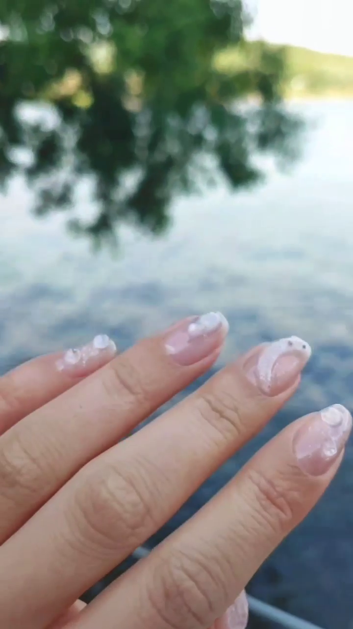 Don't blink😎

#selfnails #gelnails #clearnails
#glitternails #셀프네일 #늬앙스네일
#덩어리네일 #글리터네일 #물방울네일

#yssoseriousnail