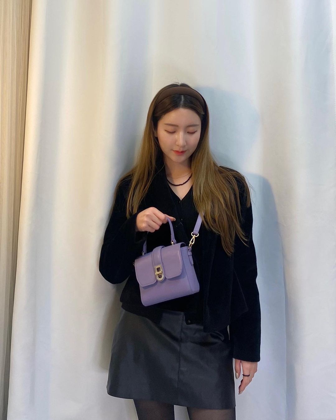 사랄라 on Instagram: “#협찬 𝐄𝐋𝐄𝐆𝐀𝐍𝐂𝐄 𝐏𝐀𝐑𝐈𝐒 💟 . 요즘 제가 제일 좋아하는 코디랑 완전 찰떡인 #이주빈가방 으로 유명한 엘레강스파리의 #보니포르테 #미니크로스백