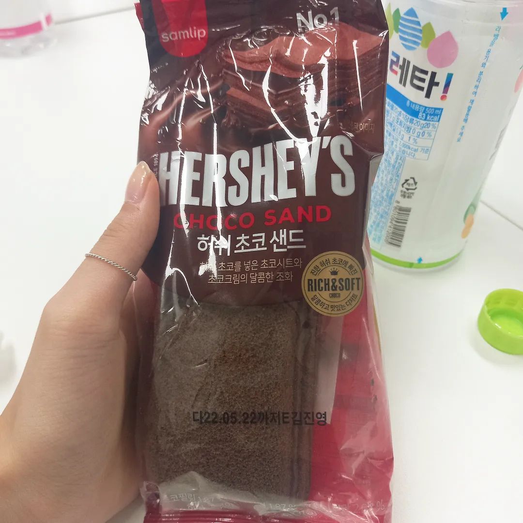 들깨 띠부띠부실이 담긴 초코빵 🍩
#띠부띠부실