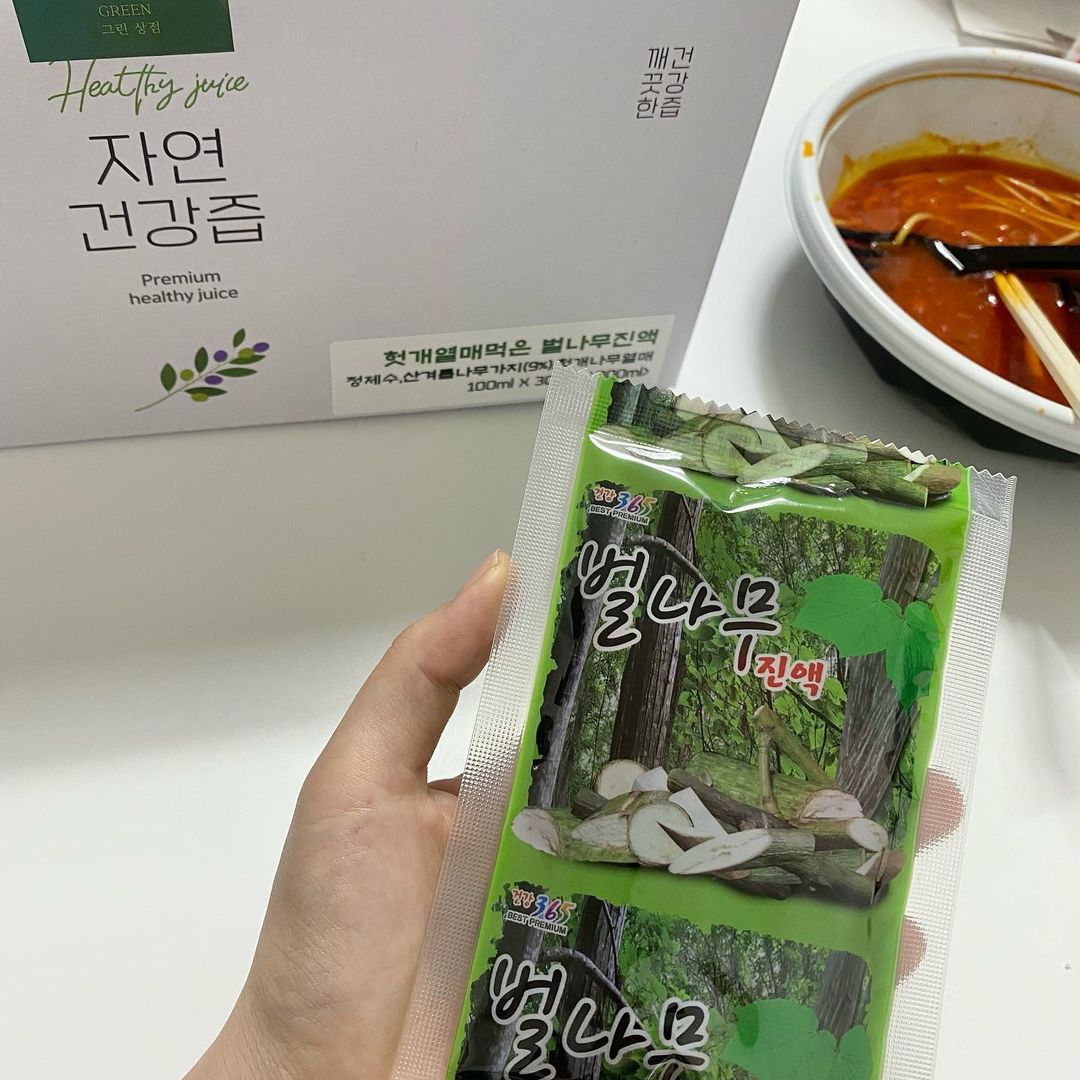 수히 on Instagram: “#광고 ⠀ ⠀ 나... 술마신지 어케아셨죠? ⠀ 숙취 후 일어나보니 문앞에 도착한 헛개벌나무진액🫶🏻 ⠀ 보통 몸에 좋은 건 맛도없고 향도 쓰잖아요... ⠀ 근데 헛개수는 벌