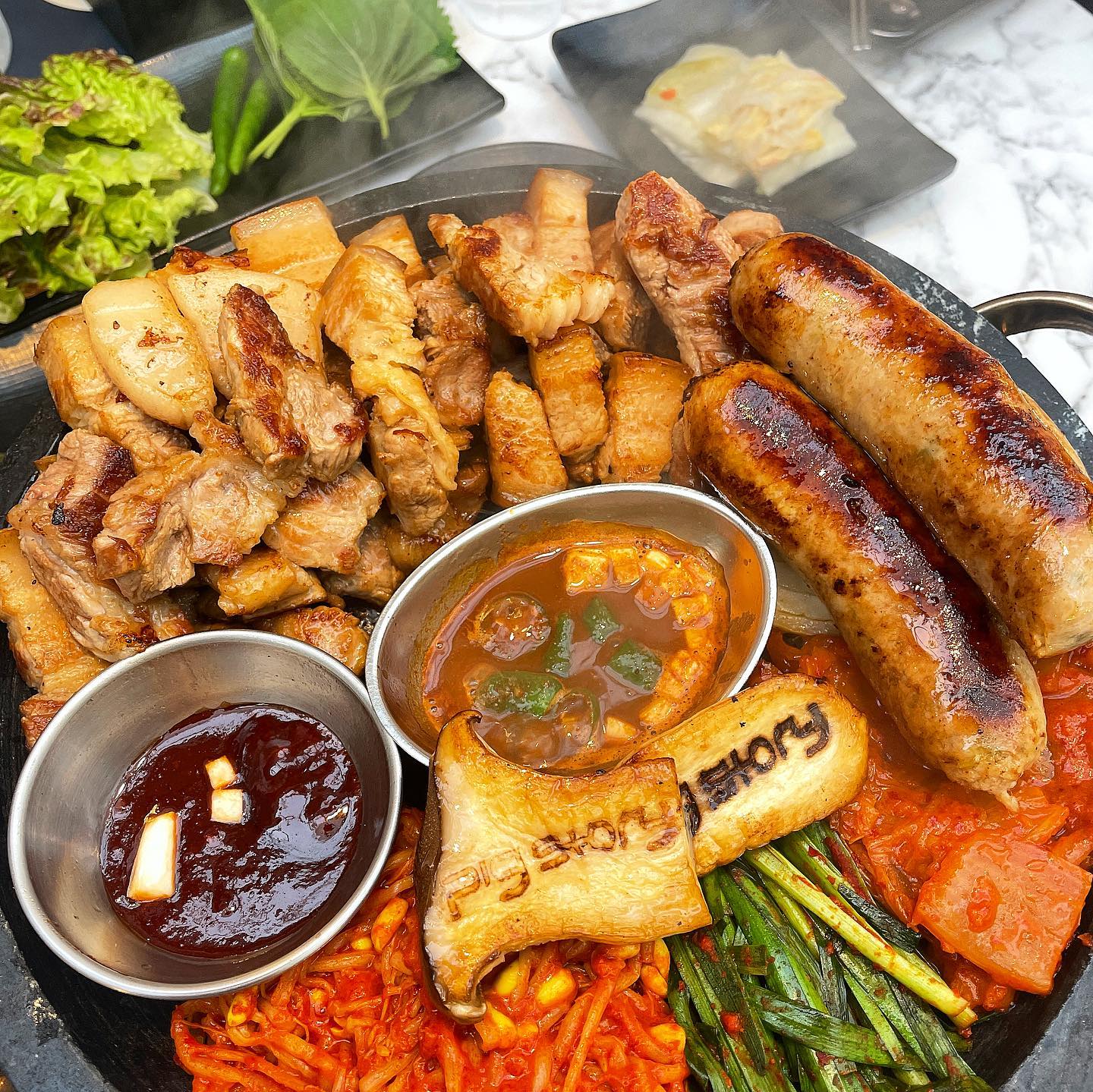 분위기 좋은 한옥에서 즐기는 대봉동 고깃집<피그스토리>🐷

김광석 거리에 너무 분위기 좋은 고깃집이 오픈했다🏃🏻‍♀️❤️
인테리어도 너무 예쁘고 고기도 맛있다고 벌써 소문난 곳,

삼겹&목살+찌개+소세지까지 나오는
그래야스 세트로 주문😌🙌🏻

✔️그래야스 세트(대) 6.9  볶음밥 2.5 

메인 메뉴 그래야스가 나오기 전부터
에피타이저로 볶은 고기가 나오는데 요거부터 합격🫶🏻❤️
밑반찬으론 명이나물, 백김치, 쌈채소, 찍어먹는 소스가 여러가지 나오는데
고기맛을 더 맛있게 해줄 반찬들도 너무 맘에 들었다😊

그래야스는 비주얼부터 황홀한데 맛까지,, 정말👍🏻
사장님이 직접 사육한 돼지여서 그런지
엄청 신선하고 더 건강하게 느껴졌다🥰
고기 두께도 두툼해서 쌈 싸먹으면 정말 천국ㅠㅠ
된장찌개에도 고기가 듬뿍 들어있는데
피그스토리 정말 혜자 아닌가요..

볶음밥까지 완-전 맛있게 클리어하고
아주아주 만족스러운 식사였다👯❤️‍🔥

먹는 내내 앙증맞게 돌아다니는 강아지 꾸꾸도 보고
정말 너무 행복했던 피그스토리-🧡
반려동물도 동반 가능하니 얼마나 좋게요,,

대구 고깃집!! 하면 망설임 없이 추천할 수 있는 곳
조만간 재방문 예정이요🥳💕

✔️대구 중구 달구벌대로446길 23-10 피그스토리 대구점
✔️16:00-24:00 / L.O 22:30
✔️반려동물 동반 가능