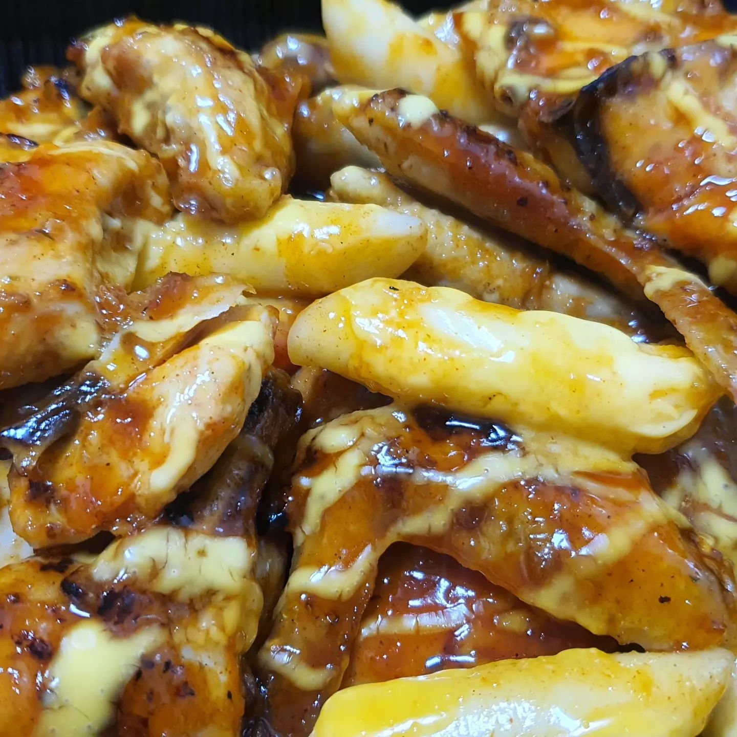 요번에 훌랄라 신메뉴가 나왔다길래 바로 주문해서 먹어봤어용 ㅋㅋ
무려 이름부터 맛있어보이는 참숯치즈양념구이...!

바베큐 치킨 시킬 때는 역시 훌랄라에 시켜먹게되는 것 같아요 ㅎㅎ
배민으로 근처 가까운 지점에 주문했답니다~
순살로 주문하려했는데 실수로 뼈닭 시킨건 좀 아쉽 ㅠ

진짜 뚜껑 열자마자 참숯향이 솔솔 ㅠ
이 맛에 바베큐 치킨 먹지요...☆
불향 입혀진건 다 맛있는 것 같아요 ㅋㅋ
여기에 치밥으로 밥까지 먹으면 진짜 끝난다...

요번 참숯양념치즈구이는 양념 위에 치즈소스가 듬뿍 뿌려져있는데요.
맛있는 것+맛있는 것의 조합!
떡도 말랑말랑하고 치즈 맛도 깊게 나서 다음에도 또 요걸로 주문해먹는걸로 ㅋㅋ

#훌랄라치킨 #훌랄라참숯치킨 #바베큐치킨 #바베큐치킨맛집 #치킨맛집 #배민맛집 #배달맛집 #신곡동맛집 #신곡동배달맛집 #신곡동치킨 #신곡동치킨맛집 #배달의민족맛집