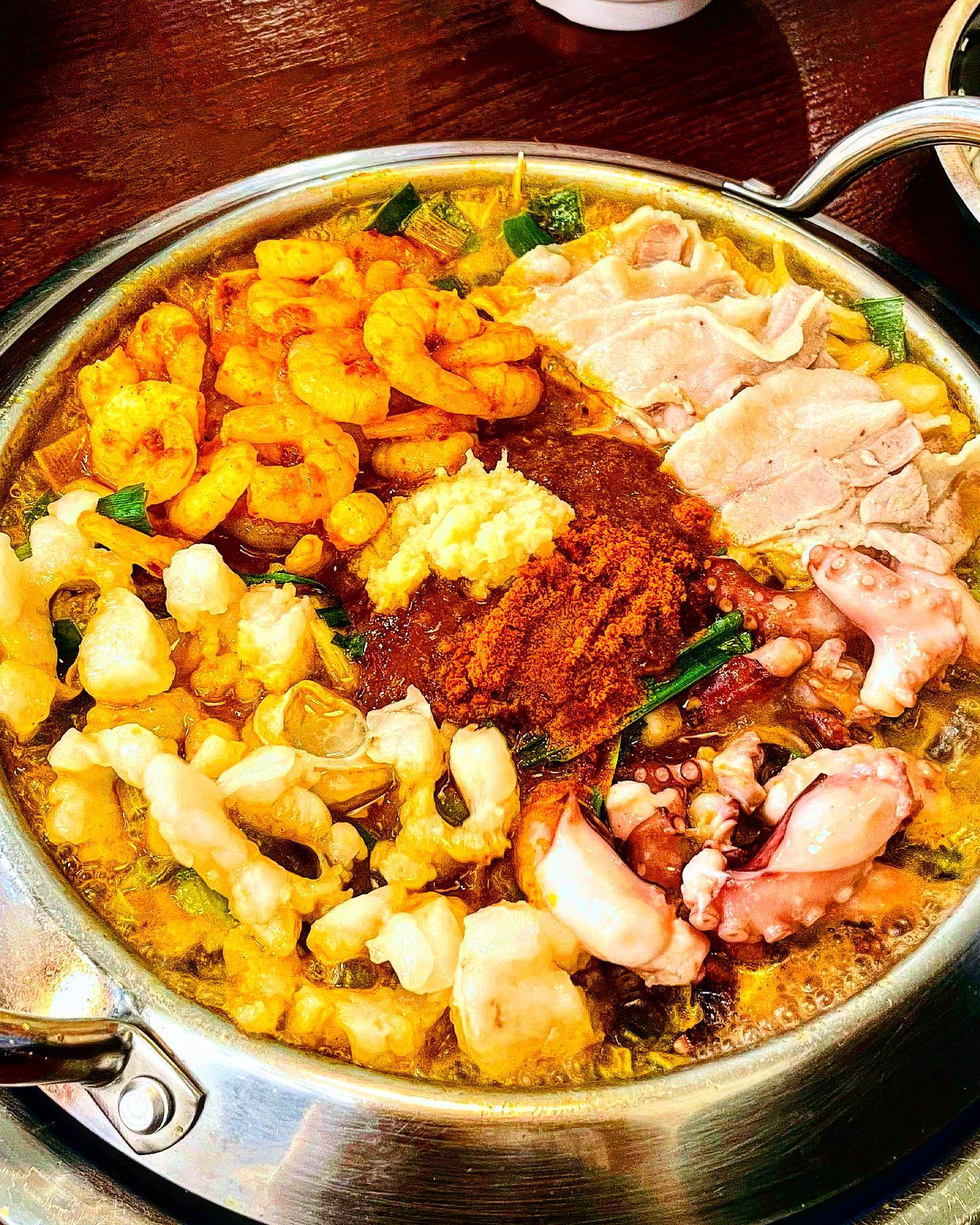#협찬 📍사위식당 목동현대점

🙌낙곱새의 정석 사위식당

🏷신메뉴 마라낙곱새
요즘 낙곱새가 점점 더 인기 상승중 !
한국인이라면 말모해음식
낙곱새 러버분이라면 무조건 추천입니다
이번 사위식당의 신메뉴 마라낙곱새를 먹고 왔어요👍🫶
마라러버분들 무조건 가보싶쇼🫶
마라향을 비호 하셔도 마라향이 마라탕처럼은 강하지 않기 때문에 괜찮습니다🔥 약간의 알-싸한 맛 !

유퀴즈 방영이후 요즘 아주 핫한 사위식당 

빵빵한 대창과 새우 통통한 낙지 삼겹까지 정말 푸짐해요🤍
부산에서 먹던 낙곱새 원조맛 그대로❤️ 그리고 낙곱새 사리는 라면사리보다 우동사리라는거 !!!🙌✨

🏷한우대창덮밥 13000원
알싸한 낙곱새와 같이 먹기 딱좋아요.
이미 낙곱새랑 밥을 비벼 먹었지만 대창덮밥은 또 다른맛이라 질리지 않습니다🌈

🏷대게다리살튀김 8000원
낙곱새 식당에서 대게튀김까지 아주 완벽해요 정말 살이 오통통한 대게를 바삭하게 튀겨 나오는데 튀김 좋아하시는 분들은 환장함 소스에 찍어먹으면 살살 녹아요🫢🤣

🏷동래 부추전 16000원
정말 두손으로 들기 버거운 크기의 부추전
사위식당 부추전은 간장이 아닌 초고추장에 다진마늘 참기름이 들어간 양념장인데 부추전이랑 조합이 정말 잘맞아서 당황스러웠어요🥰 간장애 찍어먹는거보다 훨씬 맛있음 !!

사위식당은 사위들이 장모님의 마음으로 오랜시간 연구해서 준비한 식당이래요 🫶 정말 많은 시간 연구하신게 느껴지는 식당 

낙곱새는 사랑입니다💓
.
.
.
#낙곱새 #낙곱새맛집 #사위식당 #사위식당낙곱새 #목동맛집 #목동현대백화점맛집 #목동현대백화점 #현대백화점목동점 #사위식당목동점 #낙곱새전골 #낙곱새의정석 #오목교맛집 #오목교역맛집 #양천구맛집 #좋반 #좋아요반사 #좋아요 #먹스타그램 #먹스타맞팔 #먹스타소통 #먹스타 #먹스타그램맞팔 #foodie #foodporn #foodstagram #foodphotography #likeforlikes #likeforfollow #likesforlike