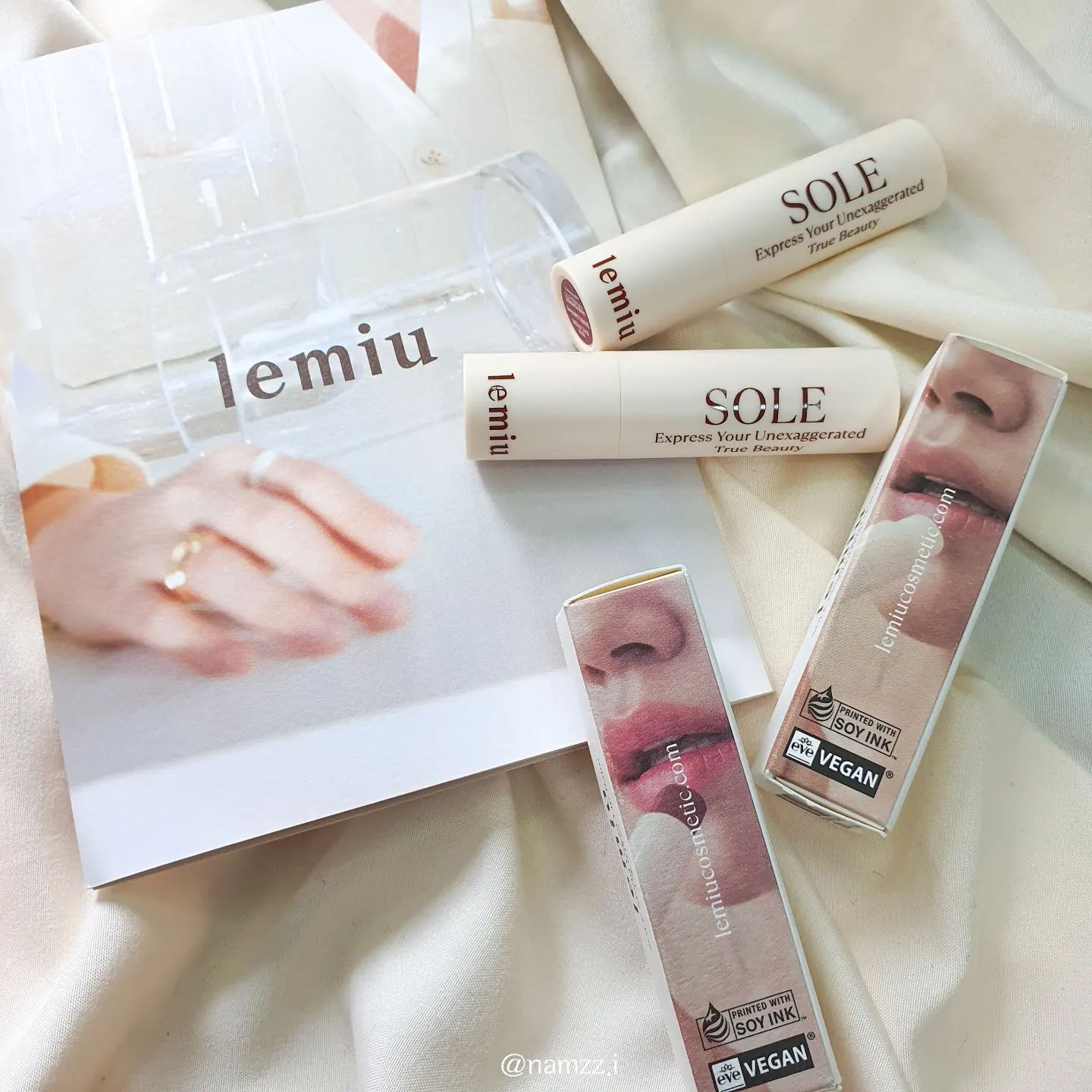 #협찬 lemiu.official

자연에서 얻은 식물성 성분 비건포뮬러로 알러지프리 제품으로 남녀노소 안심하고 사용가능한 이브비건 인증 비건립밤
쏠무드 레미유 비건립밤!🌿

저는 총 3가지 색상중에 #클리어 #칠리베리 컬러를 사용했어요💓

체온에 부드럽게 녹는 멜팅제형으로 과하지않은 광택감은 물론 수분지속력이 우수해서 오랫동안 촉촉한 입술로 연출해주더라고요! : )💙

채도를 낮춘 MLBB컬러로 남녀노소 사용이 가능하고 클리어컬러는 
아쿠악실 함유가 되어 있어서 나이트 립케어용으로도 딱이에요!🙂💘

비건립밤 출시 기념으로 특별한 혜택을 진행 중이니 레미유 프로필 클릭해 확인해보세요!✔

#레미유 #lemiu #쏠무드비건립밤 #레미유립밤 #비건립밤 #립밤추천 #저자극립밤 #컬러립밤 #성분좋은립밤 #남자립밤 #생기립밤 #틴트밤 #멜팅립밤 #데일리립밤 #생기보습