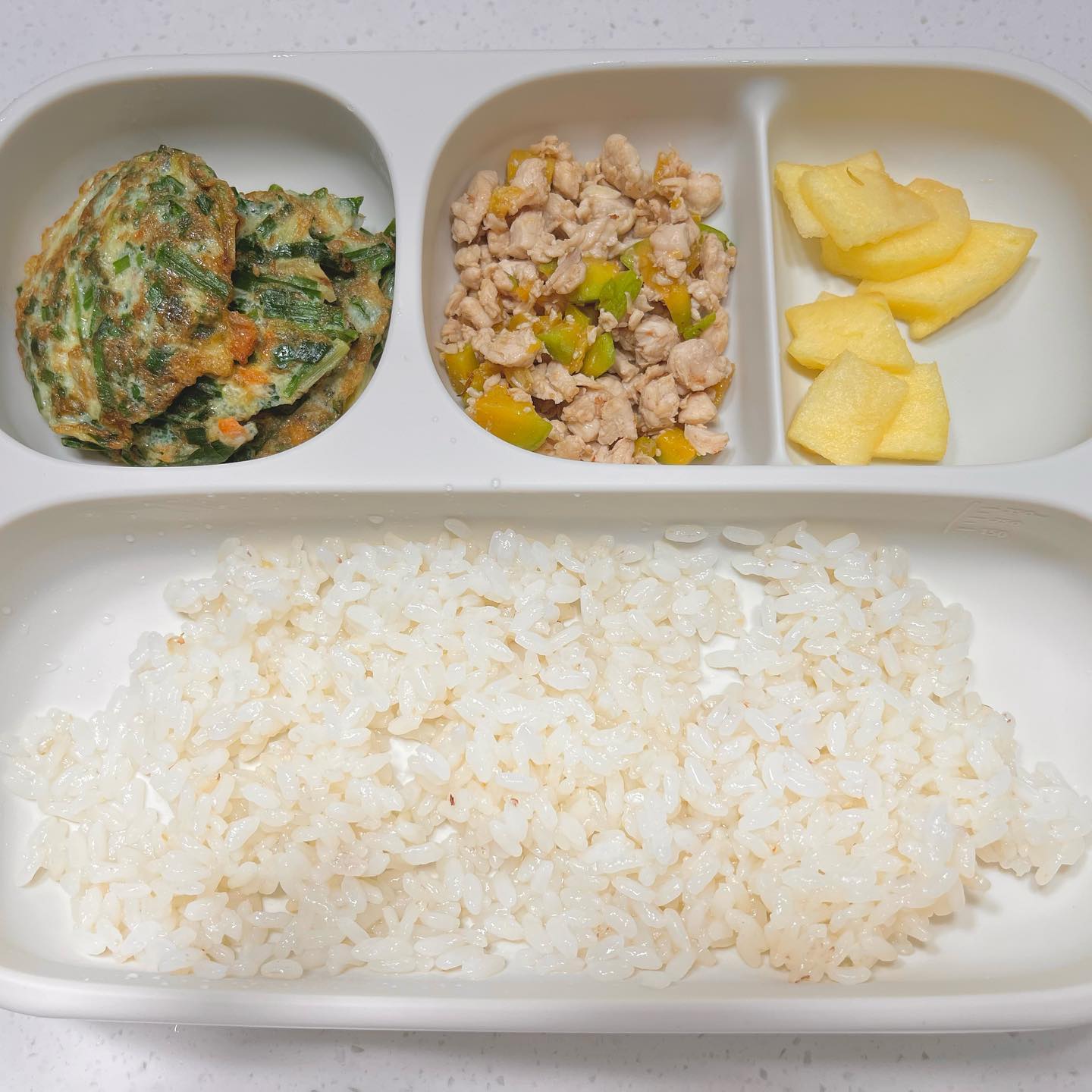 👶🏻🍚식단기록
부추전 닭고기애호박조림 사과 흰밥

이제 무염은 잘 먹지 않는 결이…🤦🏻‍♀️
얼집에서 형님들과 같이 먹다보니
무염음식은 촉감놀이행…^^