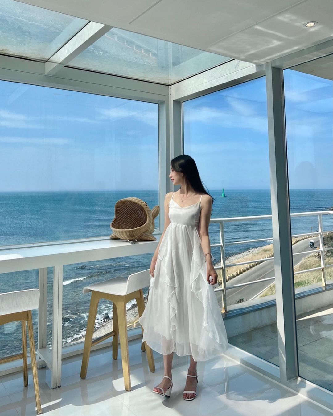 ˗ˋˏ ♡ 𝐉𝐢𝐧𝐠 ♡ ˎˊ˗ on Instagram: “종강 D-7 마음이 먼저 종강해서 놀러왔다🏖 [ 𝘛𝘰𝘥𝘢𝘺'𝘴 𝘭𝘰𝘰𝘬 𝘣𝘰𝘰𝘬 ] • 𝘋𝘳𝘦𝘴𝘴 : 니드클로젯(ABLY) • 𝘈𝘤𝘤 : @bic