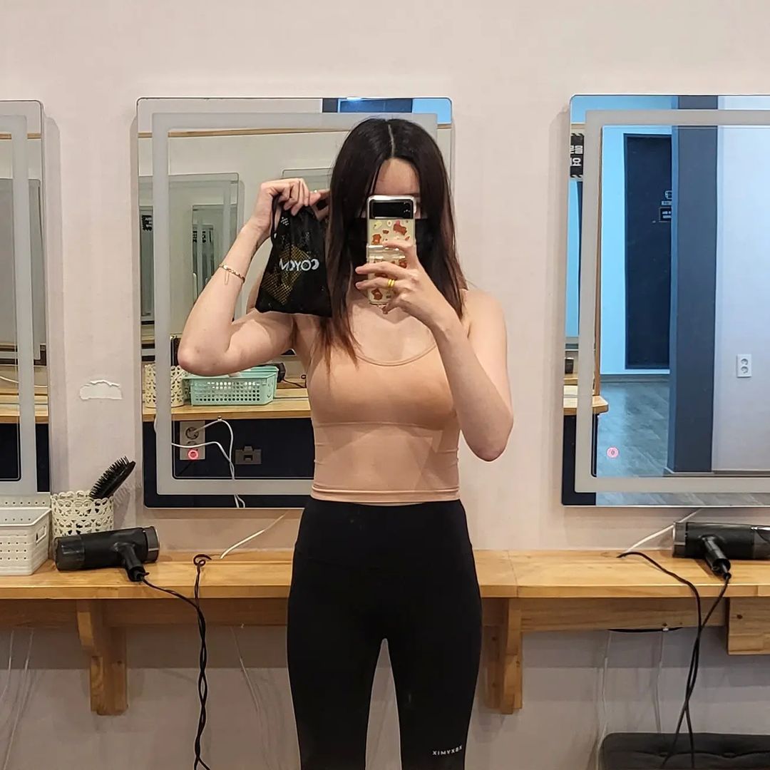 재경 on Instagram: “#협찬 스트레칭🤸‍♀️할 때 루프밴드 많이 사용하시죠? 💛💚💙❤🖤색깔별 5단계로 나눠져있는 풋인솔의 ⭐️코욤 루프밴드 홈트레이닝🧘‍♀️ 할 때, 운동💪 전