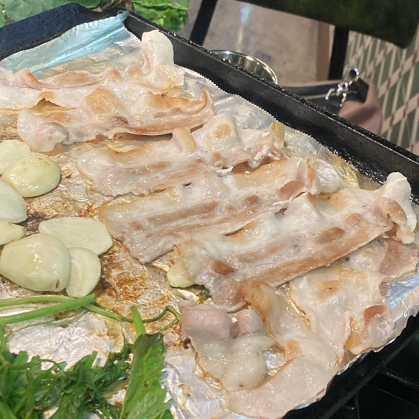 냉삼 좋아 빨리 익잖아 .. 미나리 구워서 싸먹고 파절이에 토하젓 올려서 싸먹으면 이거이 행복 사이드도 다양한데 볶음밥 왕 추천 !!!
.
.
.
.
#초록집
#쌍촌동맛집
#냉동삼겹살
.
#도덕의맛따라멋따라_광주