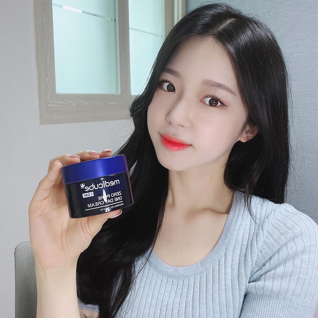 1 Likes, 2 Comments - 𝐇𝐚 𝐉𝐞𝐨𝐧𝐠 𝐘𝐮 하정 (@yhj_o825_) on Instagram: “2022.06.20 Monday 💙 점점 피부 안좋아진다는 소리를 듣고 있는 요즘,,, 관리가 시급하다 리프팅 팍팍 해야지 ㅠ [메디큐브 제로 모공 원데이 크림]…...