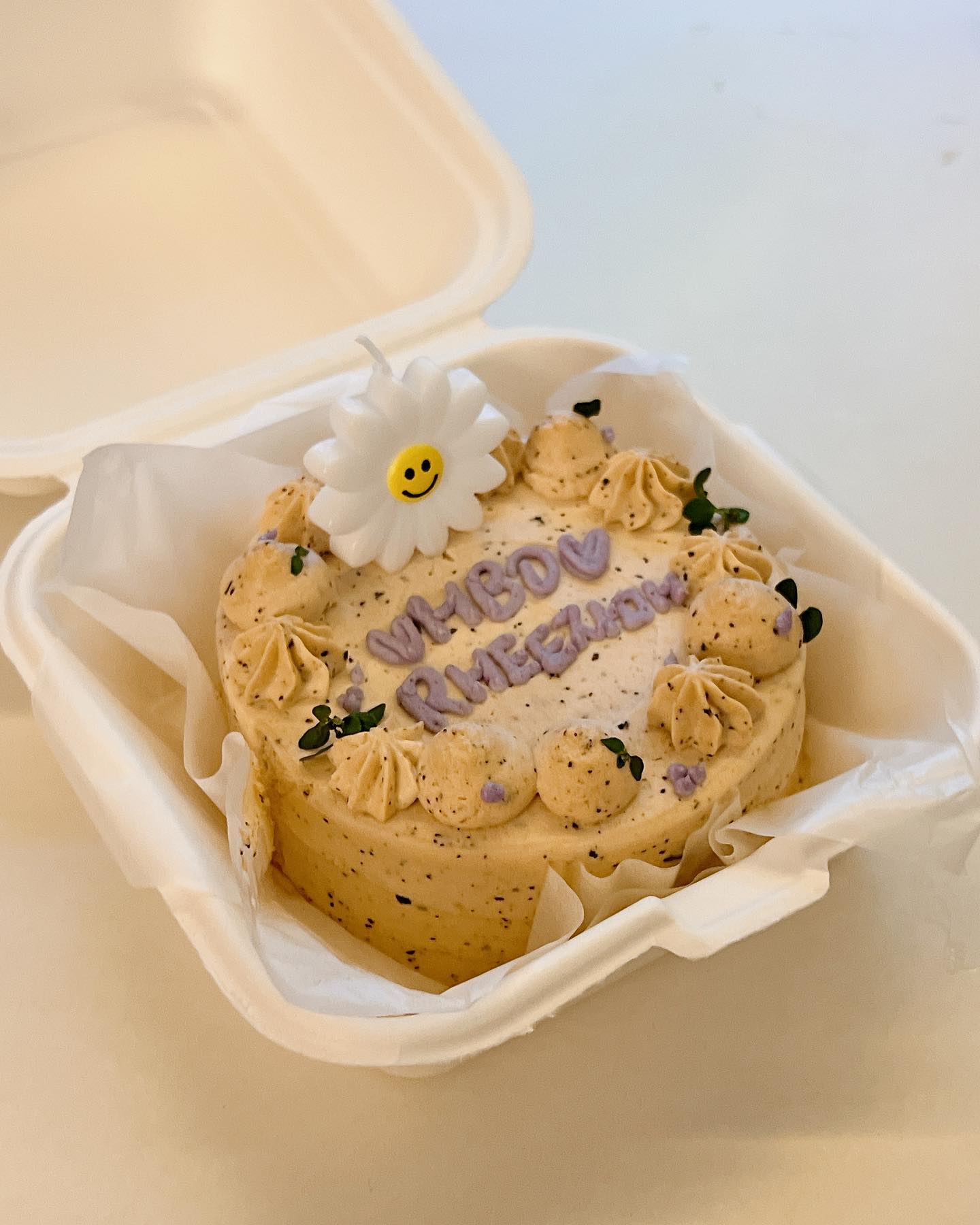 #홈쿡 👩🏻‍🍳 #생일상 youngandsweet.cake 
-
#HBD #RHEE #뤼자매 👭🏻 #🎂
동생이랑 나랑 생일이 9일 차이 밖에 안나서
겸사겸사 맛있는거 먹으며 뤼자매 생일파뤼

결혼 전에는 사실 생일 같은 거 잘 안 챙겼었는데
둘 다 결혼하다보니 그 김에 얼굴도 볼겸
소소하게 모여서 축하파뤼🎁🎉

#소소하지만 #행복하게

“자자 모여서 케익 후- 박수 👏🏻👏🏻👏🏻
이제 남자들은 편하게 티비 보세요”

하고 동생이랑 무한 사진 타임 ㅋㅋㅋㅋ

마지막영상ㅋㅋㅋㅋㅋ🤣 
열심히 사진 찍고 포토존(?) 즐길 때에
아빠와 두 사위들ㅋㅋㅋ 아랑곳 않고 티비 집중

해줄 수 있는게 소소하게 생일상 차려주는 것 뿐이라
미안하지만 그래도 #즐겁다 #행복하다
생일 축하해 내동생♥️🎂♥️

-
#자매 #생일 #자매스타그램 #생일파티 #신혼 #신혼부부 #신혼부부소통 #신혼부부일상 #소고기미역국 #잡채 #닭볶음탕 #육회 #소통 #팔로우 #맞팔 #좋아요 #신혼일상 #먹스타 #맛스타 #먹팔