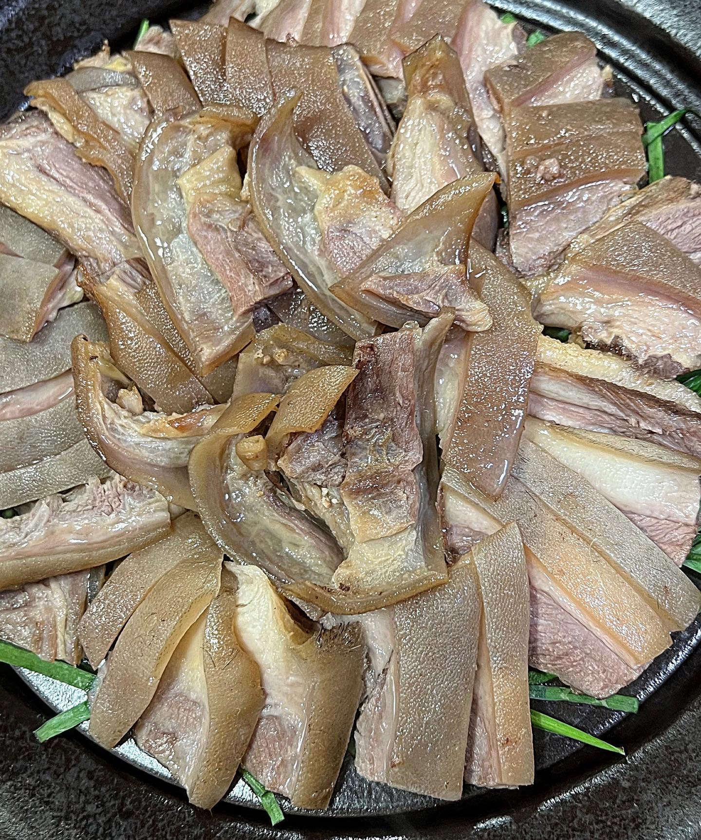 요즘 여름이니까 또 보양식 먹어줘야죠!!! 남녀노소 나이불문하고 많이 찾는 진도흑염소 소개해드릴게요 (๑>؂<๑)۶ 

보양식하면 흑염소탕이죠 ㅎㅎㅎ 특히 이런 보양식은 잡내 있으면 정말 먹기 함든데 잡내도 없고 아이들도 잘 먹는다고~ 😍😍

수육도 엄청 부드럽고 술안주로도 딱!!인거 아시죠 ㅎㅎ

흑염소 말고도 삼겹살이랑 삼계탕이나 갈비탕 같은 다른 음식들도 많아서 굳이 흑염소탕 안 먹더라도! 아니면 흑염소탕 안 먹는 지인이랑 방문하기도 괜찮을 것 같아요~

영업시간은 10:00-22:00고 라스트오더는 8:30이라고 하니 방문하실 분들은 참고하셔두 될 것 같아요

인스타는 따로 안 하셔서 더 알아보실 분들은 네이버에 진도흑염소 검색하심 된다구 하네요

링크 첨부 🥳❤️
 http://naver.me/xFVZ9SMD

 #진도맛집 #진도흑염소 #진도밥집 #진도점심 #진도저녁 #진도보양식 #진도갈비탕 #진도삼겹살