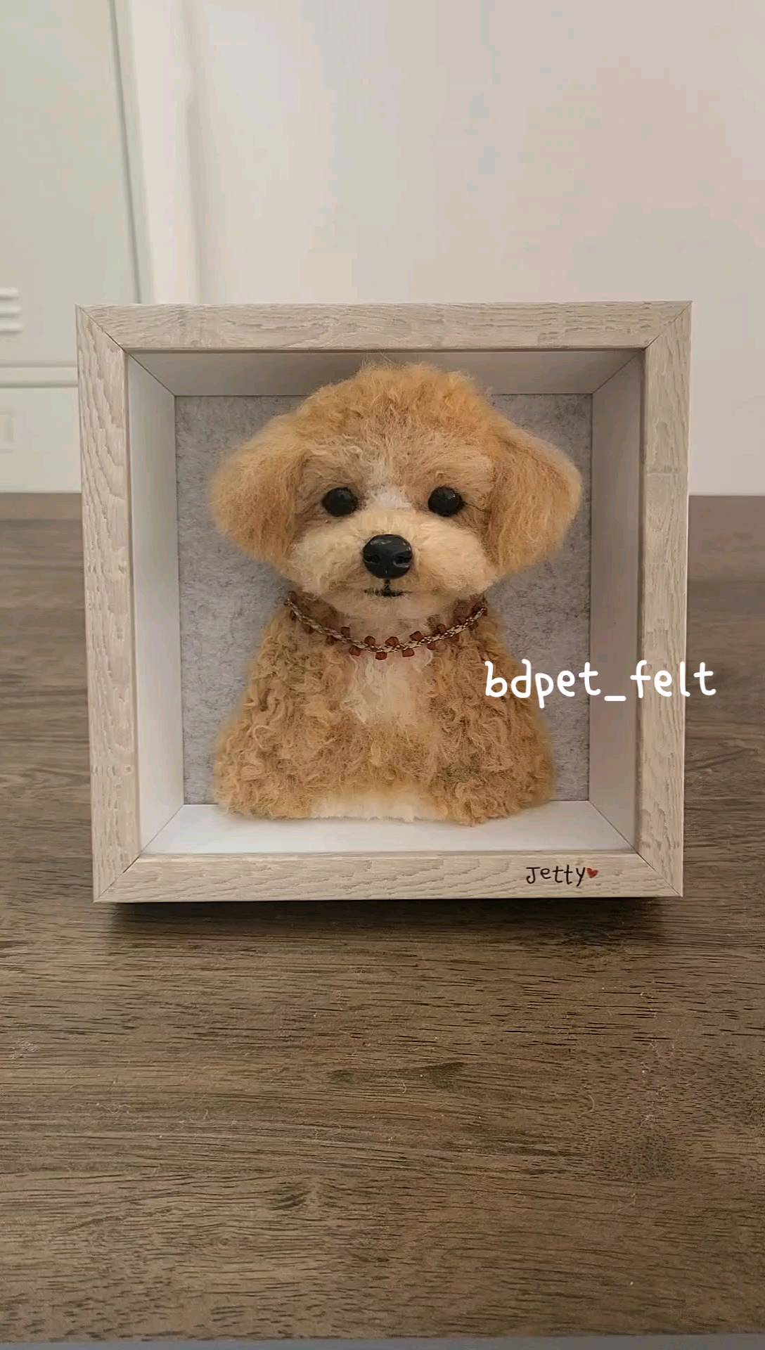 💐상반신액자 ·͜·

색감이 잘 안담겨 아쉽지만
그래도 영상으로 기록 남기기❣️

#천안양모펠트 #천안공방 #강아지인형
#멍팔 #강아지 #푸들 #양모인형 #양모펠트 #댕댕이 #멍스타그램 #반려견 #독스타그램 #취미 #아이디어스 #니들펠트
#반려동물 #needlefelt #羊毛フェルト
#핸드메이드 #개스타그램 #댕댕이그램
#강아지액자 #펫로스