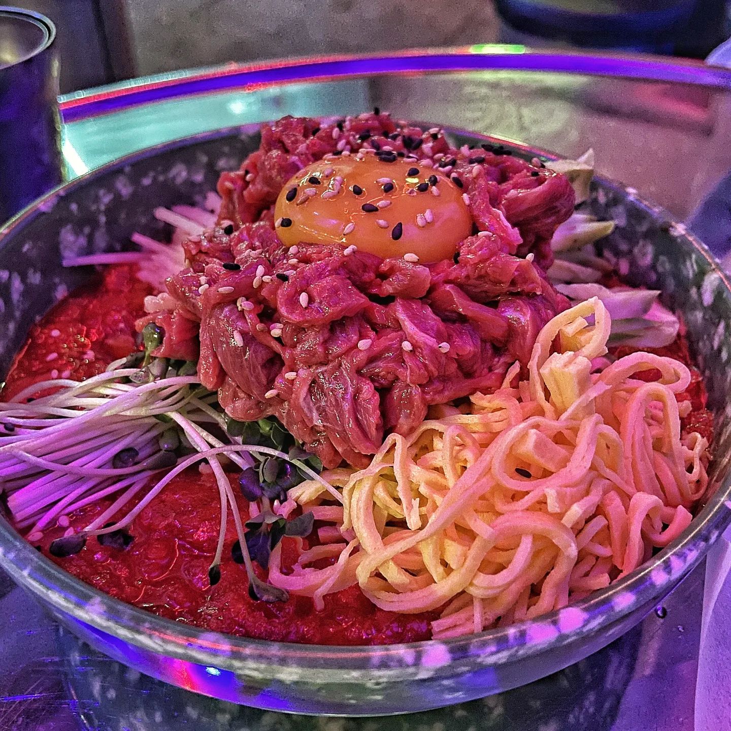 이 더운 날에는!!
시원한 맥주랑 맛있는 안주가 필수죠❤
#협찬#종로풍

샤로수길에 위치한 요리주점, 종로풍!
깔끔하고 가성비 좋은 메뉴들로 알차게 시켜봤습니다!

☝️먼저 한우육회물회🤩
육회는 사랑인데 거기에 물회라니!!
심지어 소면추가가 무료리필이라니!!
안시켜볼 수가 없죵
27000원이라서 육회가 적지 않을까 걱정했는데
진짜 많아요!!
푸짐하게 올려진 육회를 매콤달콤새콤한 국물에 푹적셔서 면이랑 호로록!😚
요롷게 가성비가 좋으면 소고기집 퀄리티 육회가 아니더라도 안주용으로 딱 좋지 않나용??😆

☝️두번째로 해물부추전!
전 개인적으로 파보다 부추를 좋아해서 
특히나 좋았던 메뉴였어요!
가격은 17000원인데, 양이 3인분 이상이라서
역시나 가성비가 좋았습니당👍👍
바삭한 식감에 콕콕박힌 해물들까지!
아는 맛이 가장 무서운 법이죠🤣🤣

☝️마지막으로 콘치즈!
사이드 메뉴는 메인메뉴를 시키면 모두 5천원으로 통일돼서 다양한 안주를 즐기시는 분들께 강추!
특히 콘치즈 안에 모짜렐라 치즈가 많았어용😍
단순하게 설탕 마요네즈 맛만 느껴지는게 아니라
치즈 맛까지 느껴지니 살짝 감동쓰..💕

🧡종로풍은 정말 가성비가 좋았어용😊
저는 Ak라서 무조건 메뉴가 많으면 좋은데
다양하게 그리고 가성비 좋게 메뉴를 시킬 수 있다는게 정말 매력 포인트였습니다!
💛게다가 술도 이곳만의 조합세트로 팔아서 
음료나 토닉워터에 섞는 걸 좋아하시는 분들께 강추!

※최근 너무 바빠서 오랜만에 쓰는 피드네요😢
밀린 답방들 호다닥 가겠습니당!🤗
조금만 기다려주세용!!🙏

#샤로수길#서울대입구역#한우육회물회#육회#물회#육회물회#해물부추전#부추전#해물전#전#콘치즈#치즈#안주#가성비#샤로수길술집#먹스타그램#맛스타그램#먹팔#맞팔