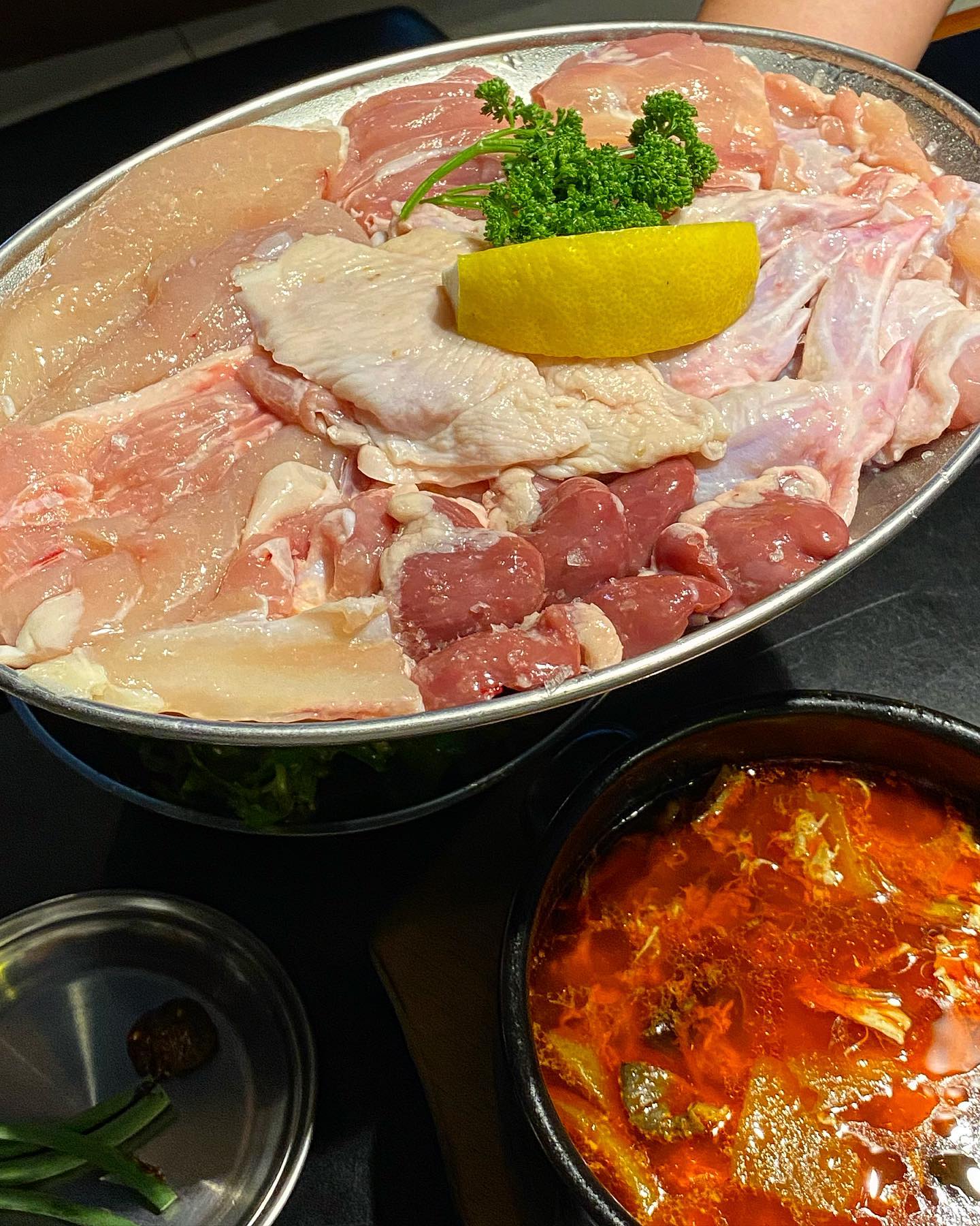 ⭐️주목‼️#닭오마카세 들어는 보셨나요,,?!⭐️
-
#협찬 이지만 #내돈내먹 으로 2차 방문 예정인 #수유 #계원 소개드려요🙏🏻🔥
-
메뉴판에 <추천 주류세트>가 있는데 저희는 닭주요부위+특수부위모듬에 하이볼+위스키로 주문했어요‼️ 주요/특수부위 모듬은 닭한마리에서 나올 수 있는 모든 부위를 부위별로 즐길 수 있게 구성된거라 메뉴 고를 때 고민할 필요가 없다구요👏🏻 처음엔 모듬으로 먹어보고 맛있었던 부위는 단품으로 추가 가능하니까 처음은 모듬으로 추천드려요😀💛
-
자리마다 화로를 갖다주시고 처음부터 끝까지 구워주셔서 저희는 먹기만하면 됩니다🧡 처음엔 닭계장이 서비스로 나오는데 요거 밥도둑이에요🥺 사장님이 직접 만드신다고 하는데 당면도 들어있고(사실 제가 당면을 너무 좋아해요ㅎ) 내용물도 푸짐해서 식당에서 닭계장 전문점으로 팔아도 손색없는 맛‼️ 
-
다릿살부터 구워주시는데 역시 배신하지 않는 맛😂 소금만 살짝 찍어먹었을 뿐인데 맛이 없을 수가 없는 맛이에요👏🏻 다음은 가슴살! 처음엔 덜 익혀서 주셔서 앗,, 덜 익었어요,,하니 사장님께서 당일 공급받은 닭을 해체,발골해서 사용하셔서 무~지 신선한 닭이라 미디움웰던 상태로 먹어도 된다고해요! 근데 무슨일이죠? 제가 먹어본 가슴살 중에 이렇게 부드러운 가슴살은 처음이에요😲
-
소보로 붓카게 우동은 사이드로 주문했는데 비주얼부터 미쳤구요~ 반숙란 터트려서 얼른 비벼버리고 싶은거 꾹 참고 사진부터 찍었답니다🤣 다른 고명들이랑 비벼주면 달콤하면서도 고소한 붓카게 우동👍🏻 우동면이 다른 우동면이랑 차원이 다른 맛..! 너무 쫄깃해요!!! 사이드까지 이렇게 맛있어도 되는건가요🧡
-
어깻살, 무릎연골, 가슴연골 오독오독 다 넘 맛있구 염통은 부들부들해서 냄새 하나도 안 나서 먹기 좋았어요! 날개는 끝에 뼈만 제외하고 중간은 발골을 해놔서 쏙 뽑아먹어서 너무 편하고 맛은 두 배🥺♥️ 목살은 가장 맛있는 부위라고 소개해주신만큼 기대에 부응하는 맛이에요👍🏻 안심도 원래는 뻑뻑하다고 생각했는데 미디움웰던으로 익혔던 가슴살처럼 부드럽더라구요😍 안창살은 엄마의 원픽‼️그리고 제 원픽은 엉덩이살..! 너무 맛있어요 야들야들 기름지구 너무 내스탈🫰🏻닭이 신선해서 그런지 양념같은게 없어도 소금만 찍어먹어도 맛있더라구요🥰
-
계원은 닭요리만을 전문적으로 취급하고 닭요리에 대한 전문성을 더 확실히 살리고자 오픈하셨다고 해요! 사장님이 닭에대해 자부심을 가지고 계신만큼 맛 보장은 확실하다는거..💛 아 그리구 꼭 <주류세트>로 주문하시길 바래요☺️ 숯불에서 구워지는 닭요리와 조니워커 블랙 12년산으로 만들어지는 하이볼, 위스키가 너무 잘 어울리니까요🧡 꼭 방문해서 같이 즐기자구요👊🏻🔥
-
#수유맛집 #수유술집 #데이트 #데이트코스 #강북구맛집 #미아사거리맛집 #미아맛집 #특수부위 #붓카케우동 #닭특수부위 
-
📌닭 주요/특수모듬+하이볼or위스키 2잔 ₩61,110
📌소보로 붓카게 우동 ₩8,500

#박소떡_강북