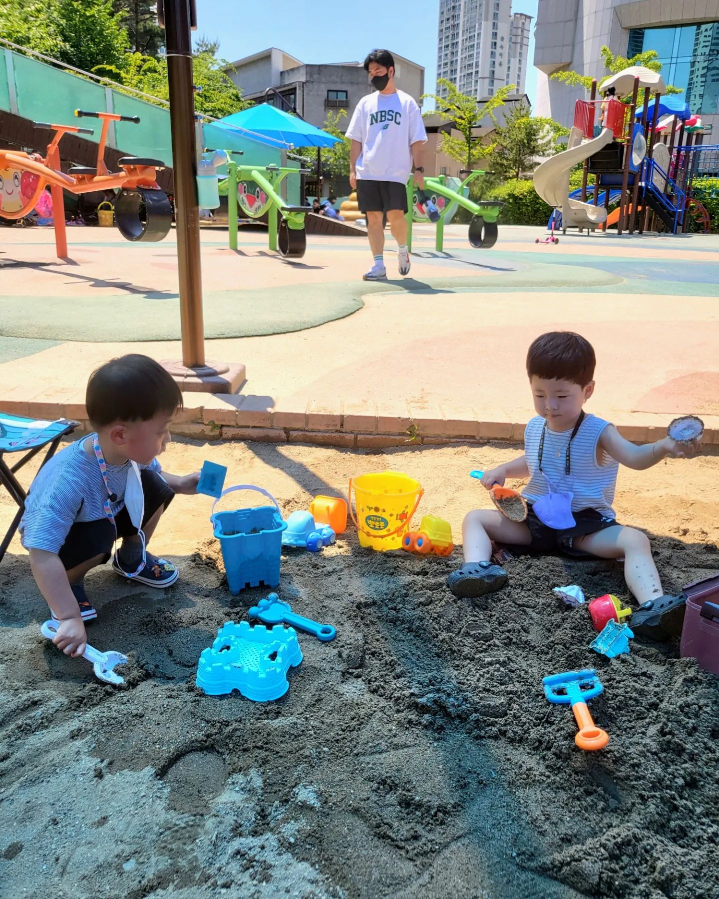 #석현이네_국내여행 

#아기랑외출 #아기랑여행 #31개월아기랑
#밀린업뎃 #오늘아님 

킥보드타기 좋은곳이라 그래서 킥보드태워주고 비누방울놀이도 준비해서 갔는데 정작 킥보드보다 모래놀이에 관심을 보여서 준비안해갔는데 대략난감..ㅋㅋ 역시 내뜻대로 되지않는 육아... 

🧒🏻 석현이는 바로 이거써두대 횽아야? 해서 삽득템👍🏻
그런데 크록스에 자꾸 모래들어가서 모래들어갈때마다 빼달라그래서 대환장파티ㅋㅋ 

바로 그다음주 밥도 든든히먹꼬 모래놀이도준비하고 양말도 신겨 다시 온 센트럴파크!
모래손에 묻는거 극혐하는데 잘놀아주는 삼촌덕에 모래도 손에도 묻히고 철퍽철퍽잘놀아 감격스럽자나🤭
그래도 궁딩이는 절대 안붙이지요ㅋㅋㅋ 

#삼촌잘놀아줘서고맙습니다
   
     
🏷
#동탄센트럴파크
• 경기 화성시 동탄공원로2길 22
• 킥보드,자전거타기좋음
• 모래놀이터가 있어 모래놀이장난감필수