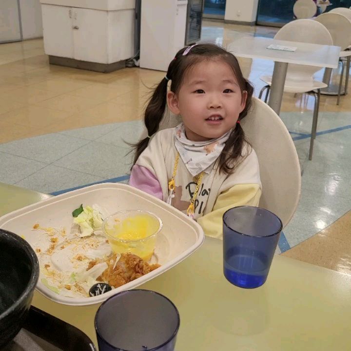 🎤#노래로말해요

최근에 듣게 된 어린이집 식사송🎶

두손 짝👏 소리없이 짝👏
맛있는 음식 감사합니다 잘 먹겠습니다
🤲선생님 먼저 드세요
친구들아 맛있게 먹자🤗
냠냠꼭꼭 잘 먹겠습니다!

이거 듣고 너무 귀여워서(꺄😍)
집에서도 식사시간에 엄마아빠와 인사하자
얘기하는데... 부끄럽다고 해주지 않아요🥲

이모야들🧒 맛있는 저녁 드세요

#식사송 #교육의힘
#잘먹겠습니다 #뚜니는귀여워
#집에서도인사하고먹자 #보고싶은내사랑