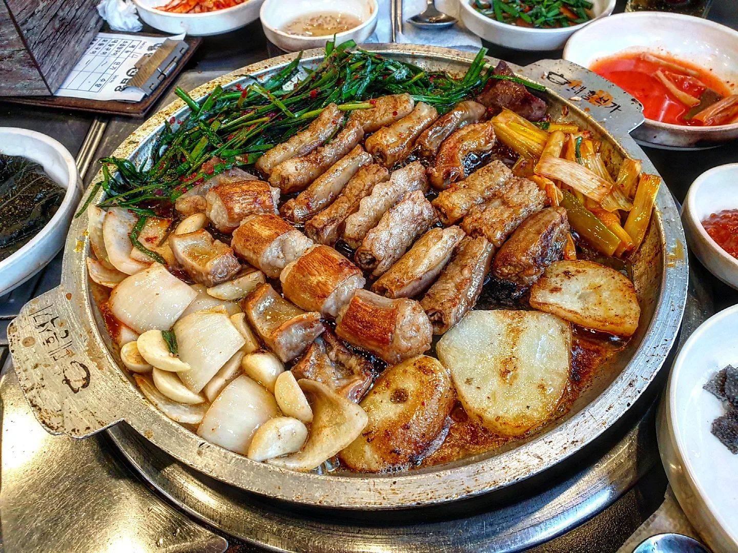 #발산 소곱창러버가 인정한 찐맛집‼️
곱가~~득💕 #내돈내산 

저는 곱창을 진.짜. 애정하는데요
특히 소곱창에 환장해요🤗

서울 강서구 발산에 곱창 찐 맛집이있다그래서 다녀왔는데 대만족이었습니다⭐
재방문의사💯 

맛집답게 웨이팅 있더라구요~~ 저는 평일 6시 되기 조금전에 도착했는데 딱 1테이블 남아서 운좋게 바로 착석했어요! 

✔메뉴: 둘이서 모둠구이(곱창, 대창, 염통)에 곱창러버답게 곱창 1인분 추가 + 볶음밥까지 야무지게 먹고왔어요

✔가격: 아무래도 소곱창은 좀 비싼편이죠 여기두 곱창26000원/ 모둠23000원인데 가격대가 좀 있다 생각하실 순 있지만 곱도 가득차있고 맛있어서 돈은 전혀 안아까웠어요!!

곱차에 곱이 진짜 가득하고, 대창도 넘 바삭바삭 쫄깃쫄깃 맛있었구요~ 첨에 서비스로 나온 선지국도 별미에요!
볶음밥도 간간하니 맛있어서 배부른데 박박 긁어먹었습니다! 하나같이 다 만족🤗

부추에 곱창싸서 먹구 맥주 마시면 끝장인거아시죠⁉️ 곱창좋아하시는분들은 아실거라 믿어요ㅎㅎ

📍킴럽픽📍#한우진곱창